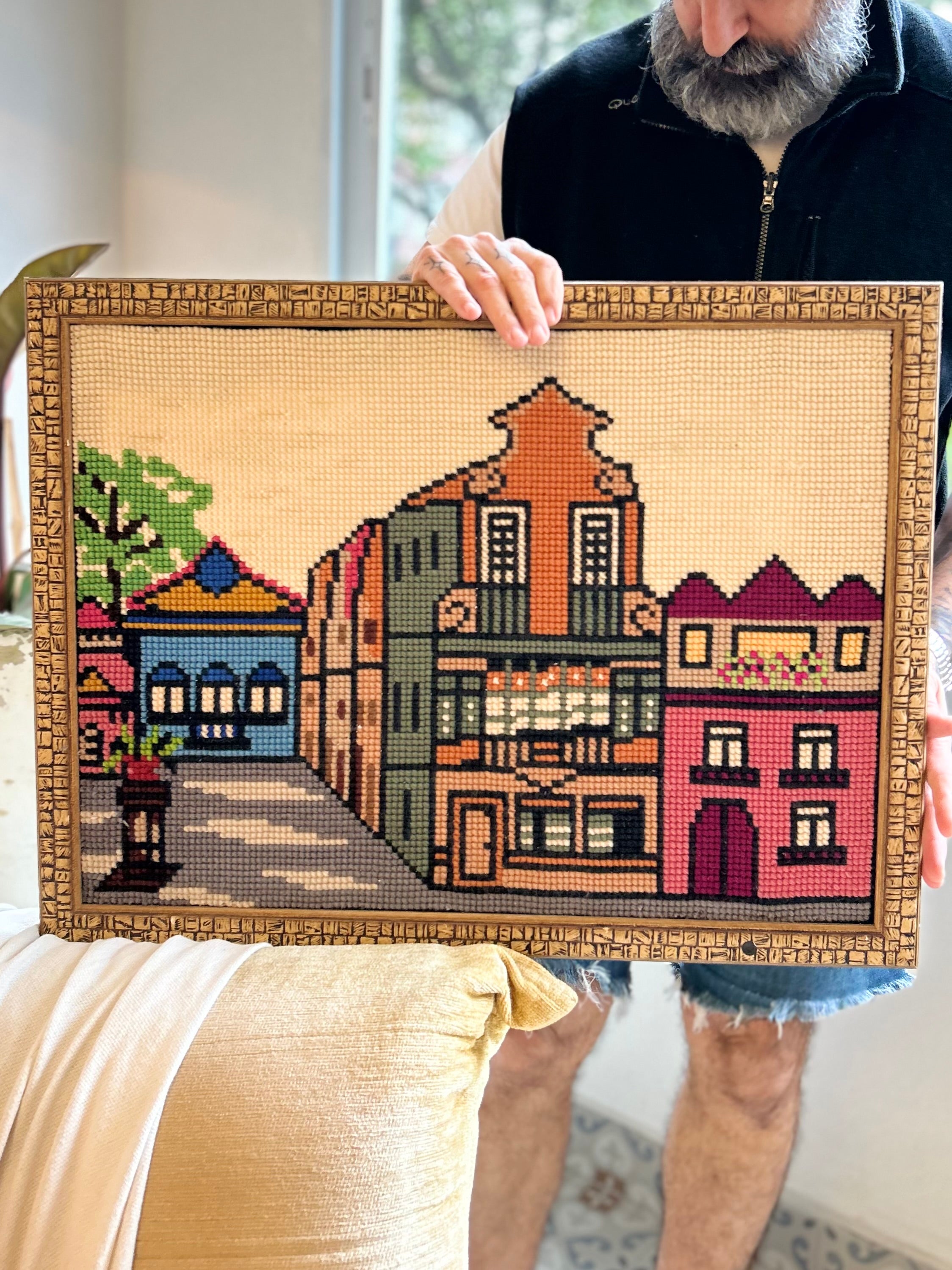 Quadro de Tapeçaria Vintage "Casario Colonial" com Moldura
