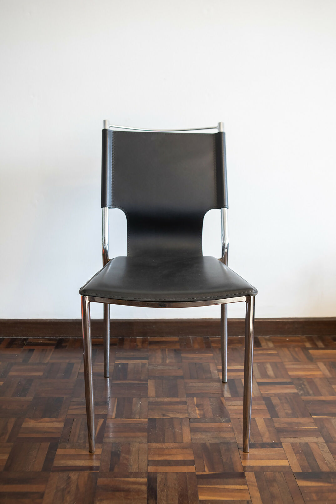 Cadeira cromada + Couro