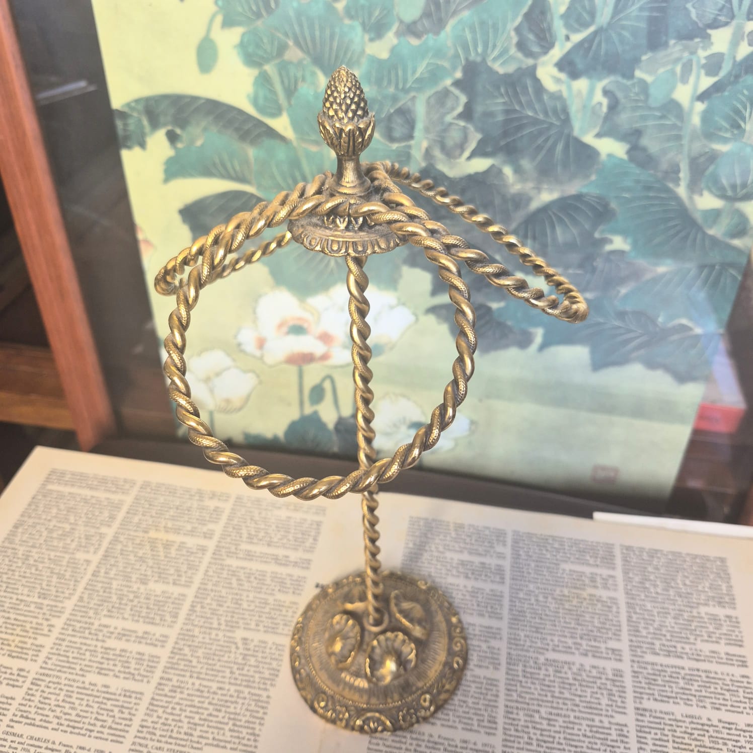 Porta toalhas, muito lindo e vintage, para lavabo, em bronze maciço e latão.  Inteiro trabalhado e espiralado,  possui na base decoração de conchas.