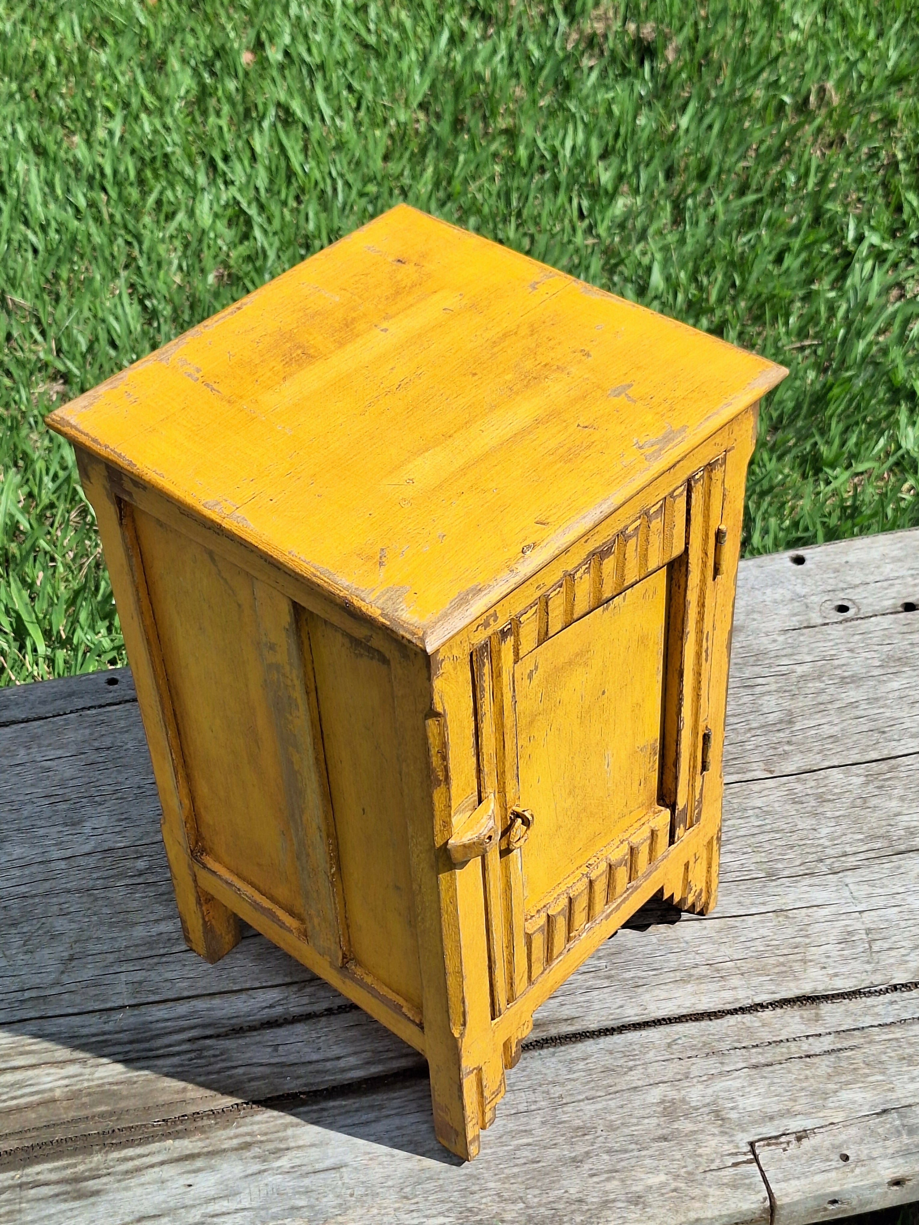 Mesinha de Cabeceira / Armarinho Tinta Gasta Amarela Madeira Maciça Garimpo Mineiro