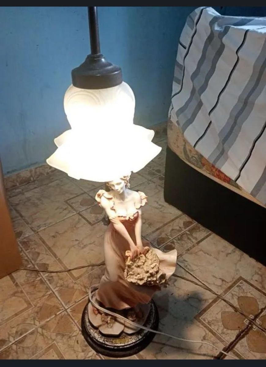 Luminária italiana com figura feminina com flores (68cm) 