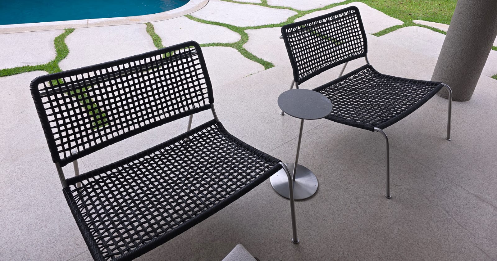 Cadeira Frog com estrutura em aço inox e assento trançado em corda preta - Living Divani