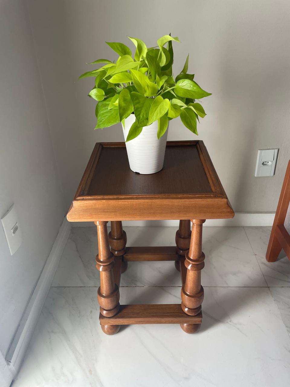 Mesa de apoio quadrada de madeira