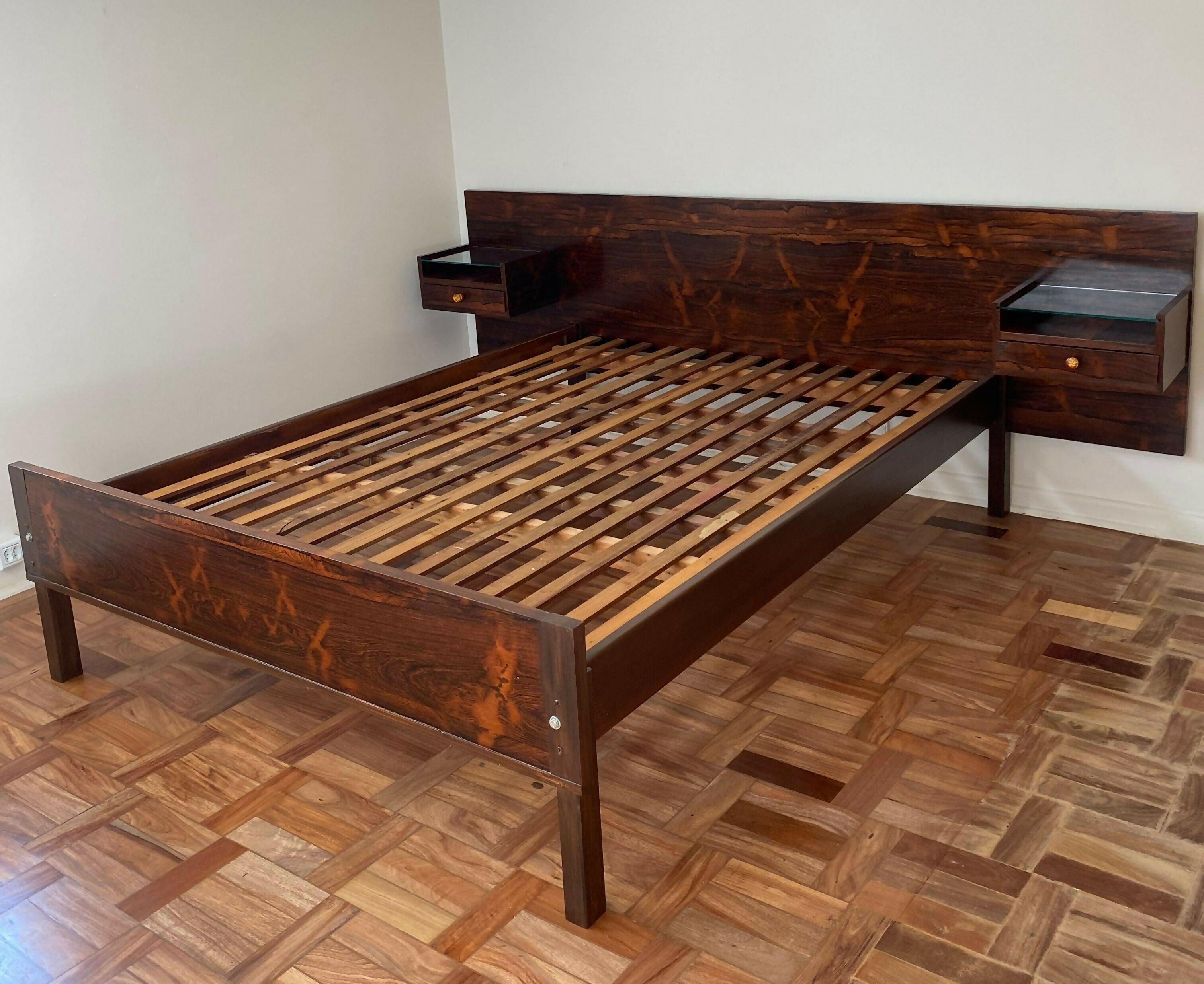 Cama Modernista em Jacarandá da Bahia • Atribuída a Sérgio Rodrigues