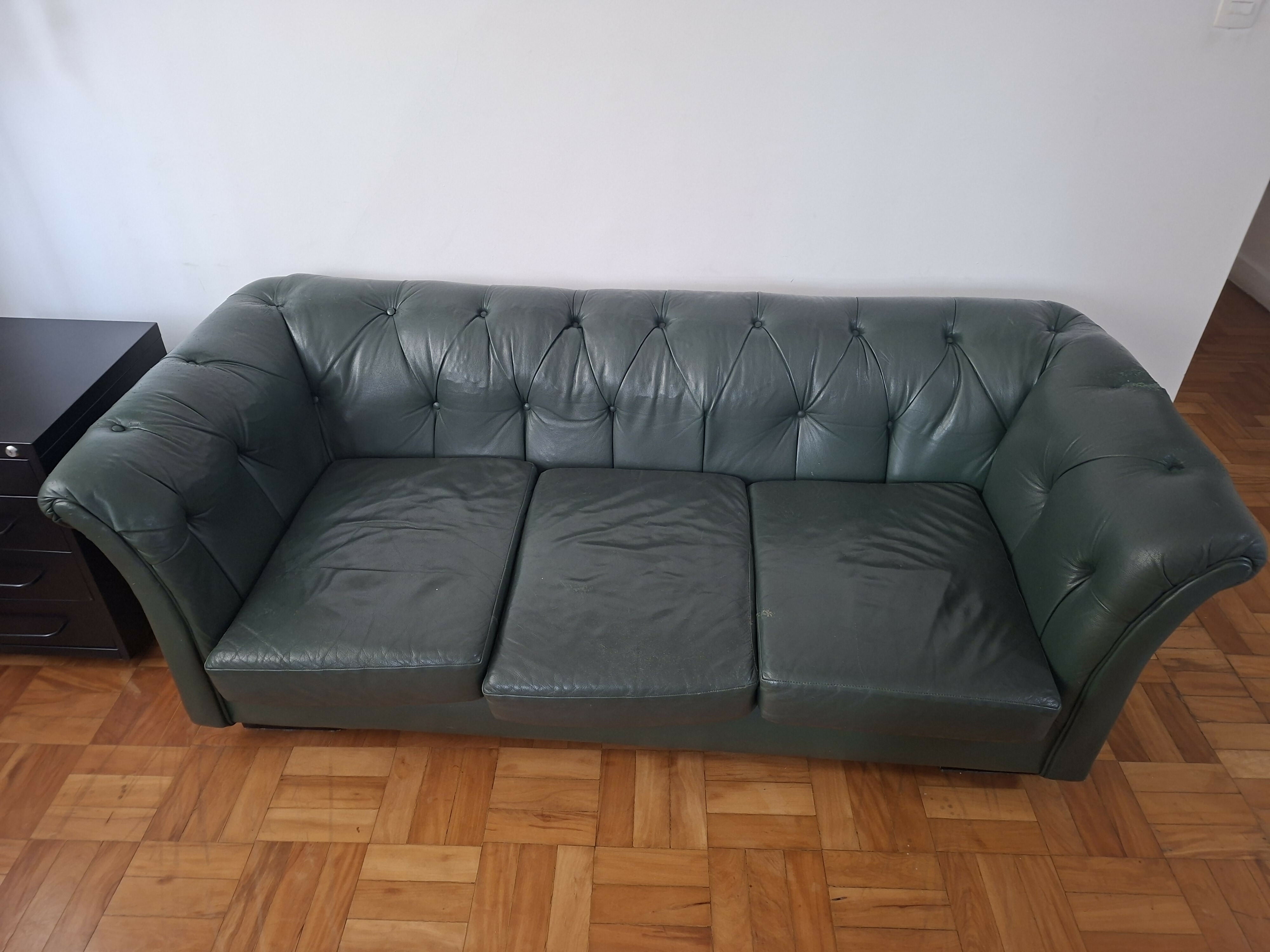 SOFÁ CHESTERFIELD | MADEIRA MACIÇA | ANOS 70 - COURO VERDE