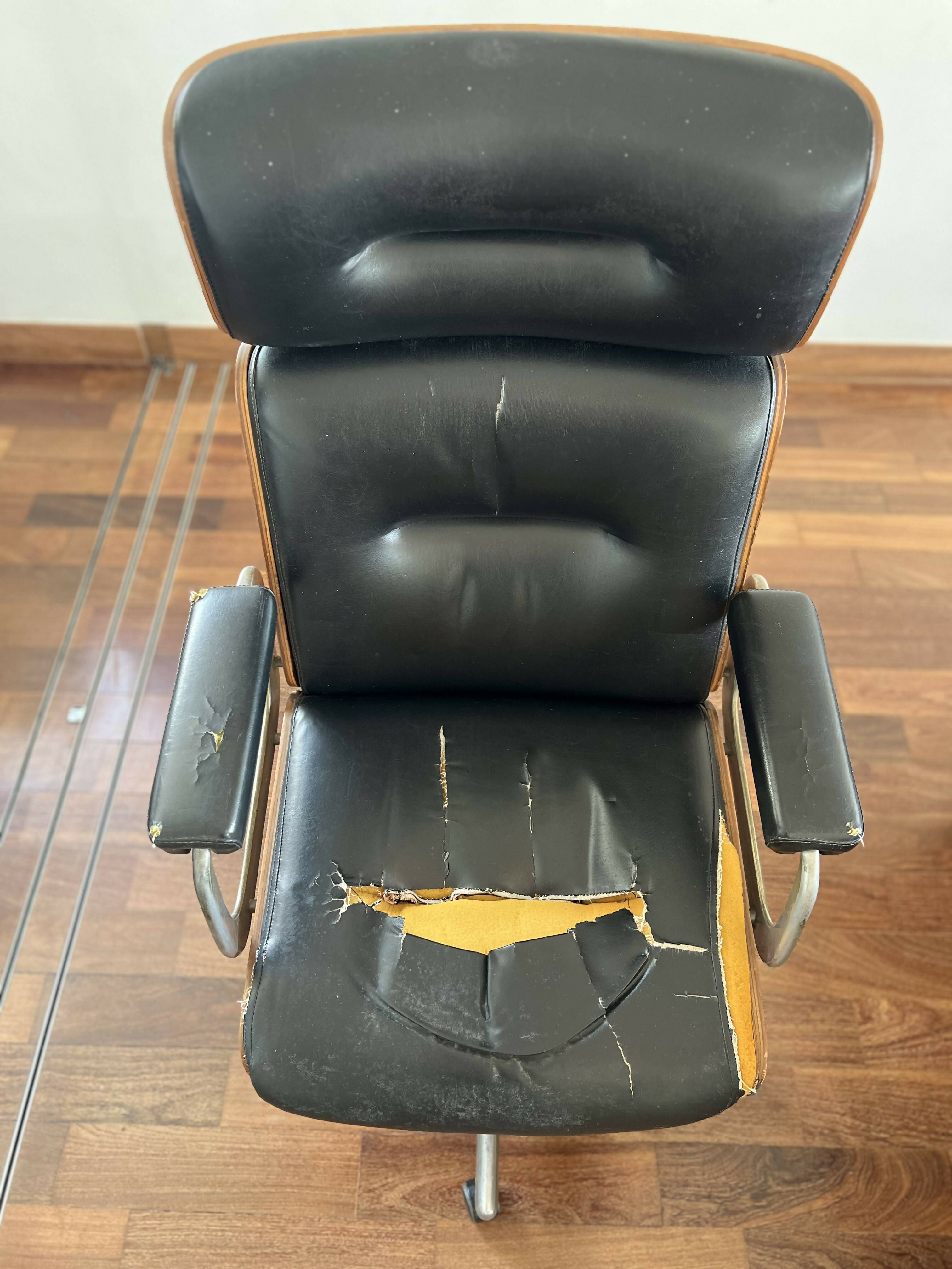 Cadeira escritório Giratória Modelo Eames Presidente