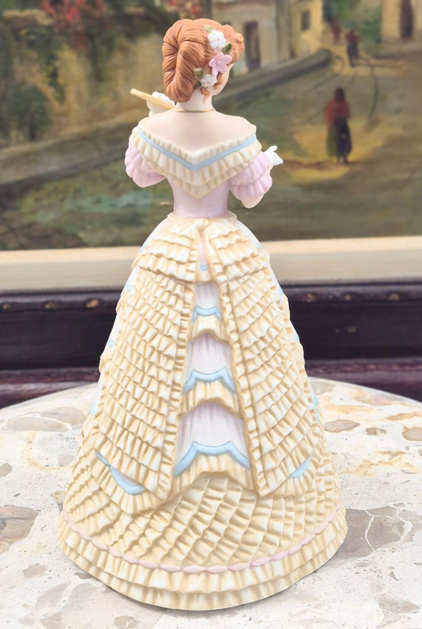 Escultura em porcelana (porcelana fina, texturizada com acabamento fosco do tipo biscuit) da clássica e linda " The Belle of the Ball" produzida pela estadounidense Lenox.