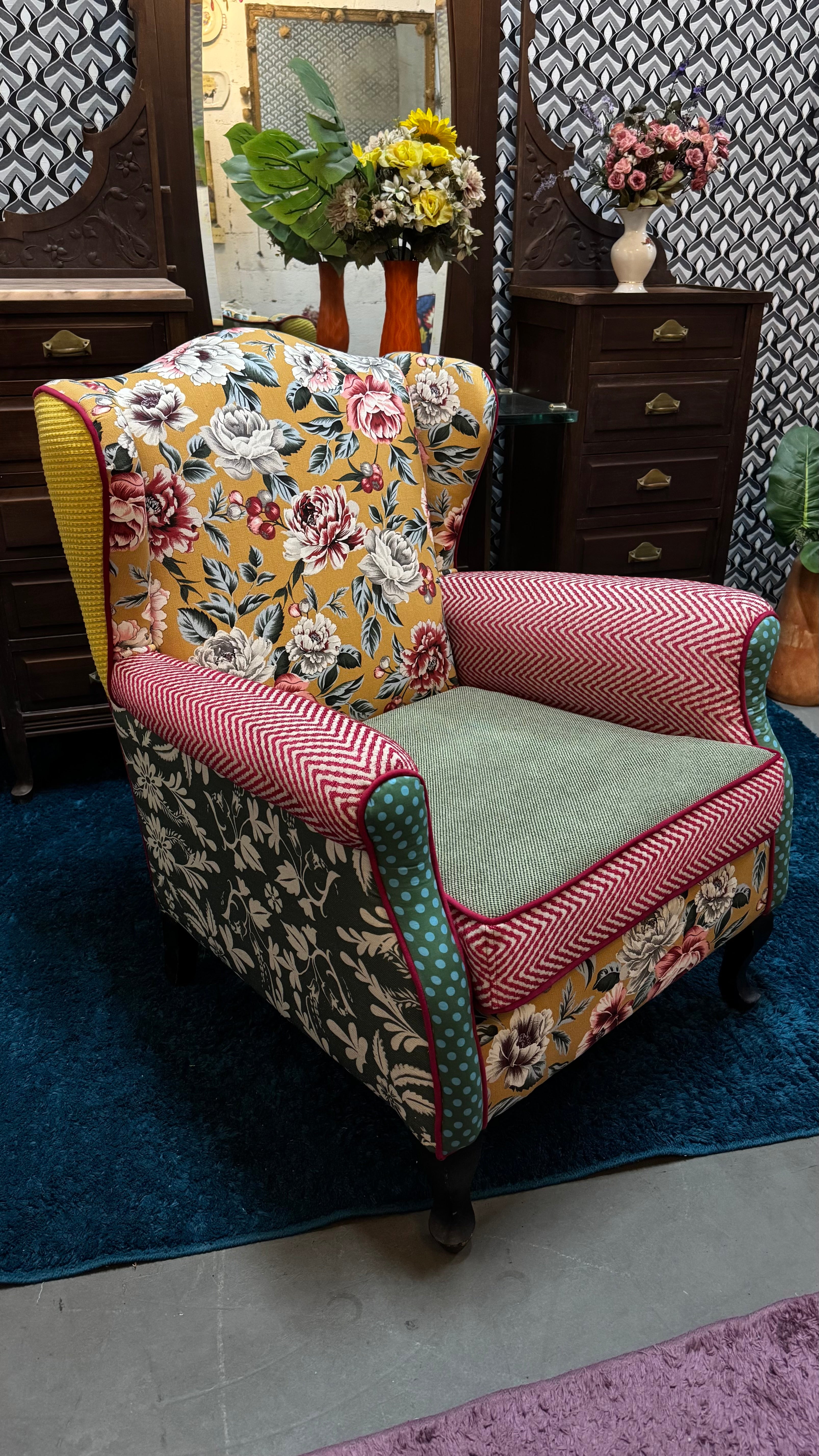 Poltrona Bergere "Magnólia" com tecidos coloridos e estampa floral 