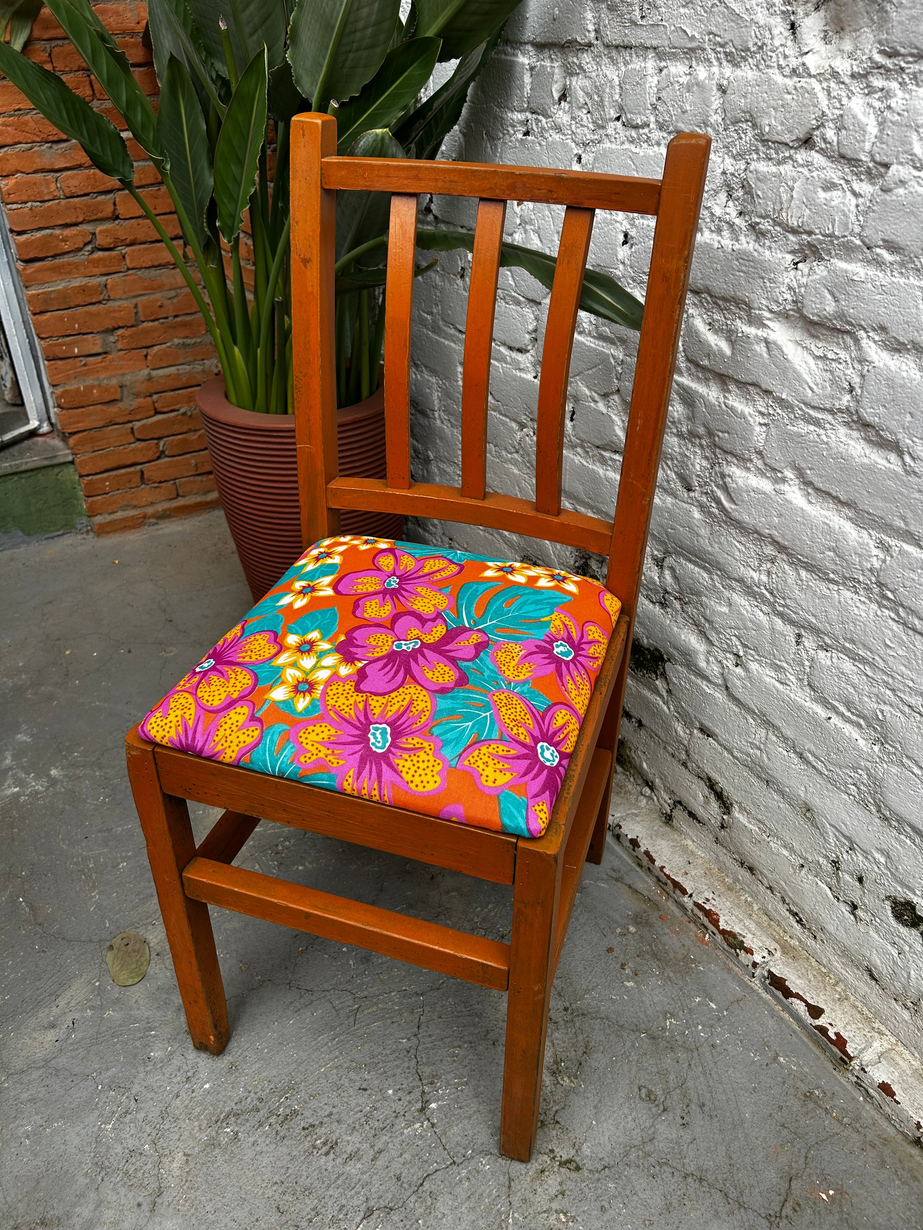 Cadeira antiga restaurada com pátina branca e estofado floral 