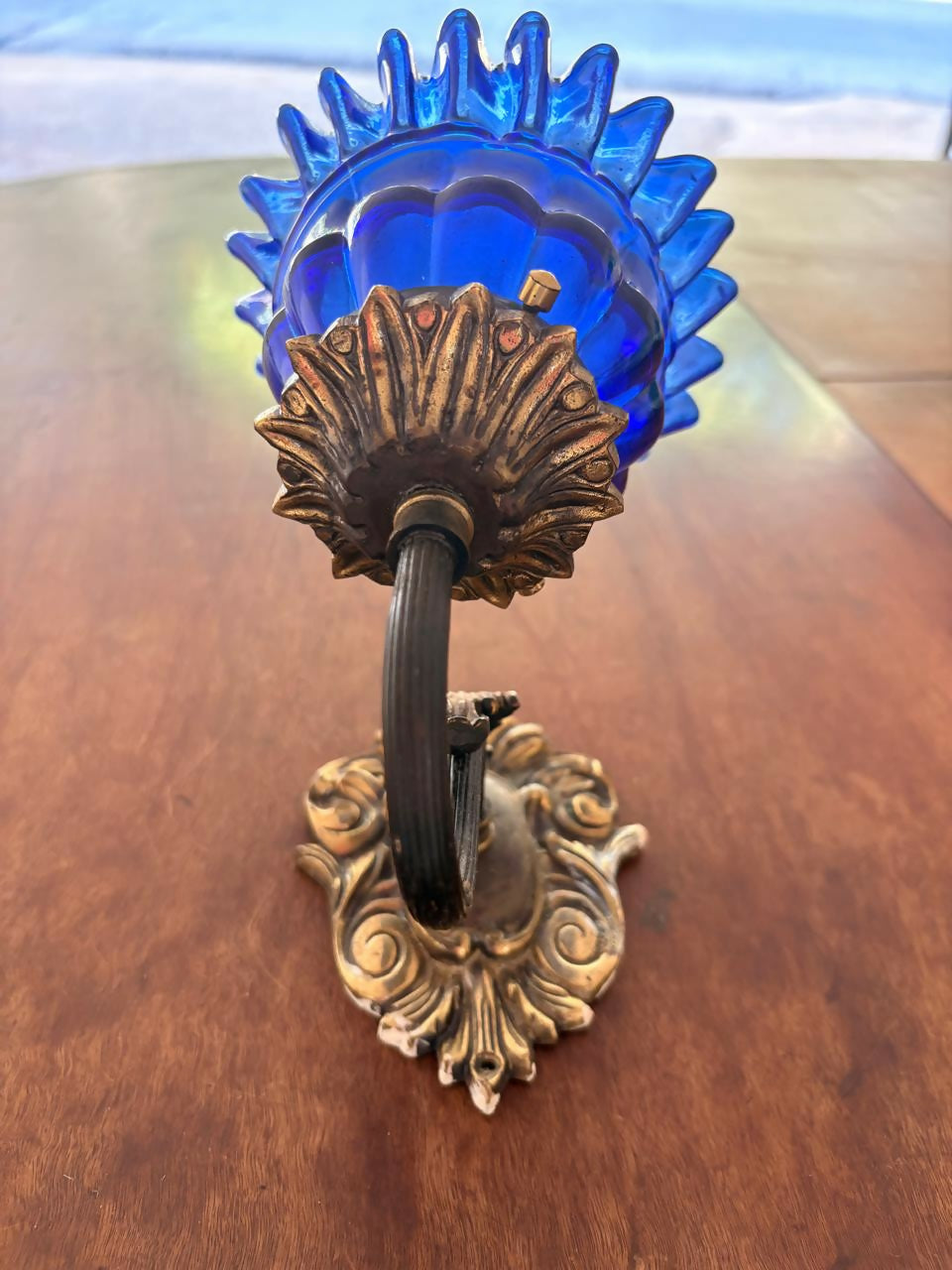 Arandela em bronze e vidro azul