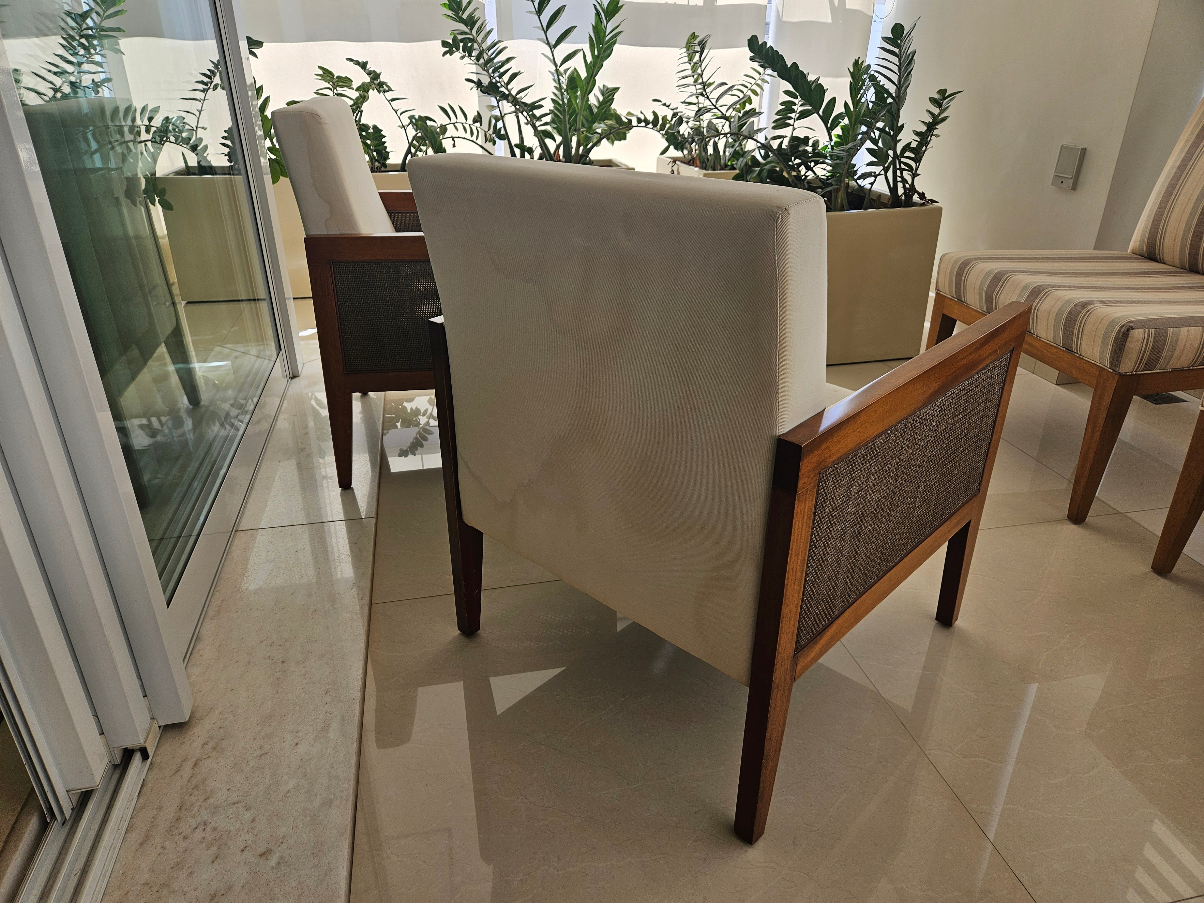 Poltrona com palhinha natural escurecida e estofado claro (valor unitário) 