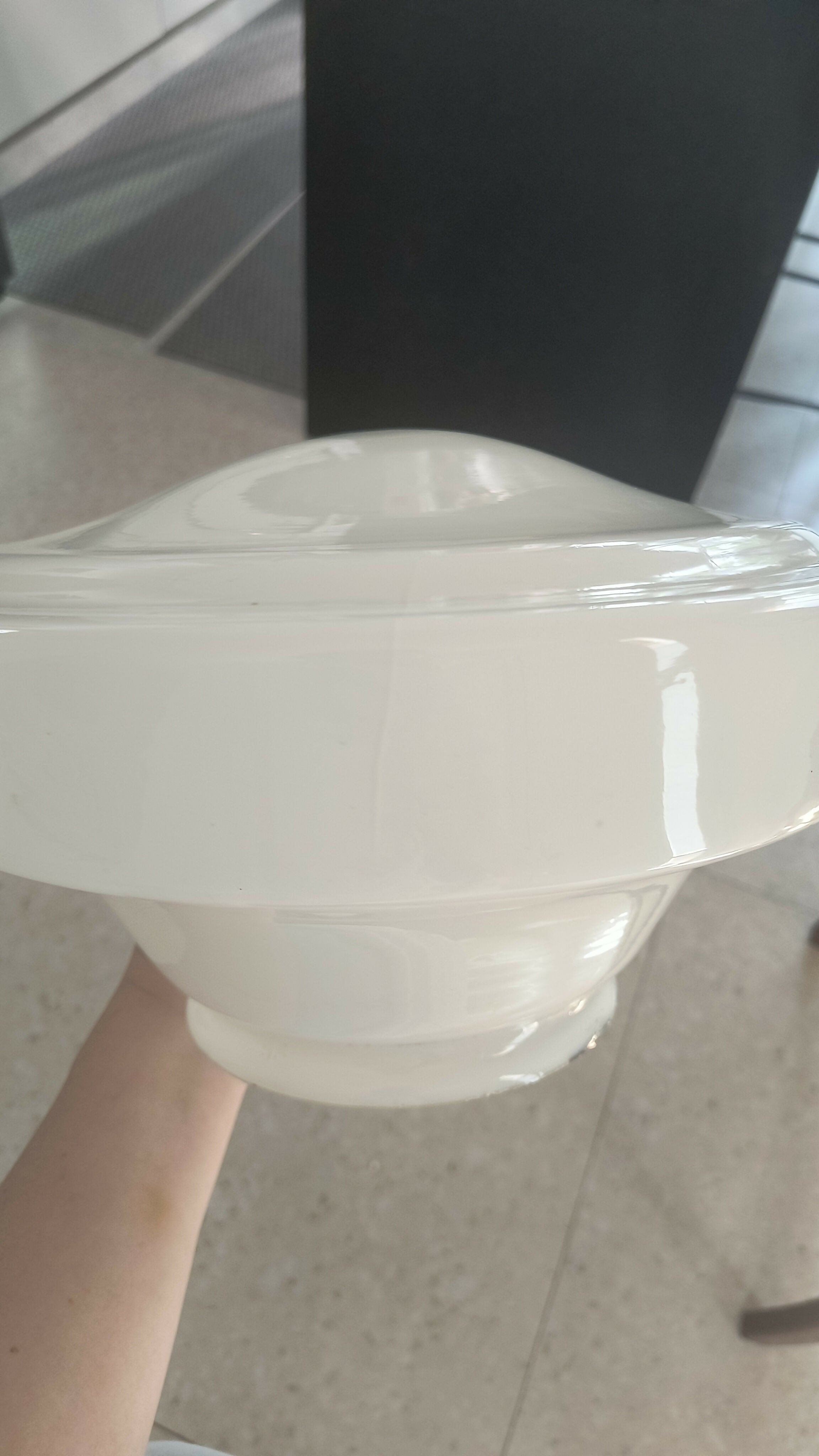 Linda luminária vintage estilo midcentury, de metal com cúpula de opalina