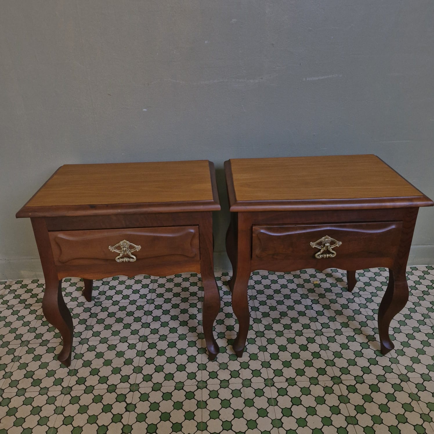 Par de Mesinha de cabeceira provençal com gaveta 