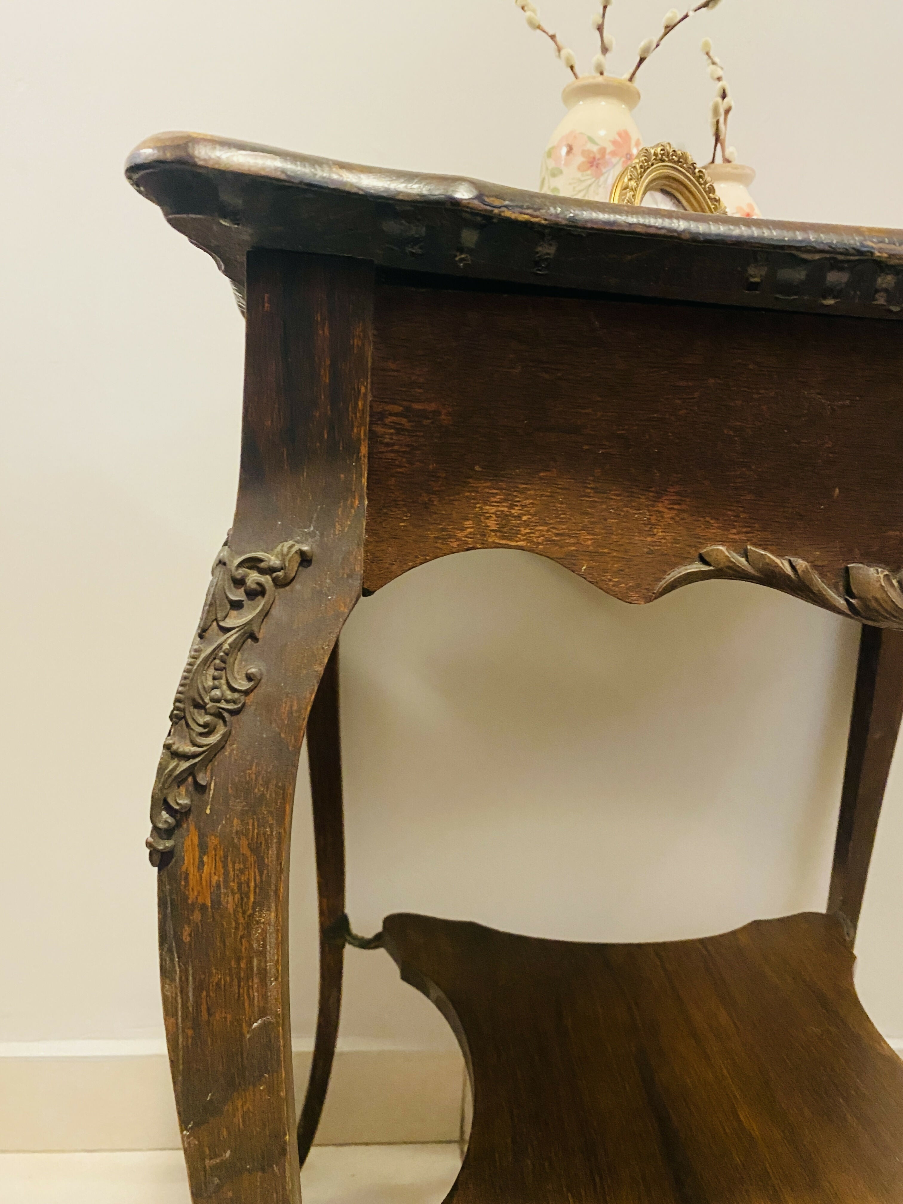 Mesa de canto antiga (Luis XV) com detalhes em bronze