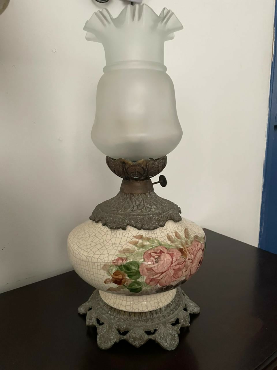 Abajur Pata Choca em Bronze e Porcelana Floral (50cm)