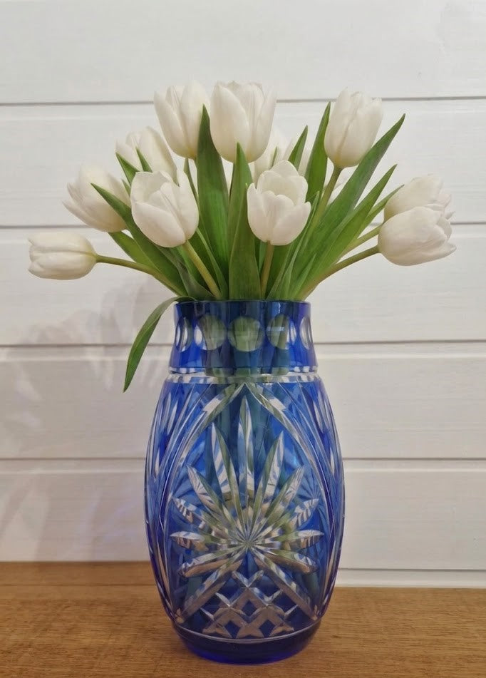 Belíssimo vaso em cristal double blue ricamente lapidado