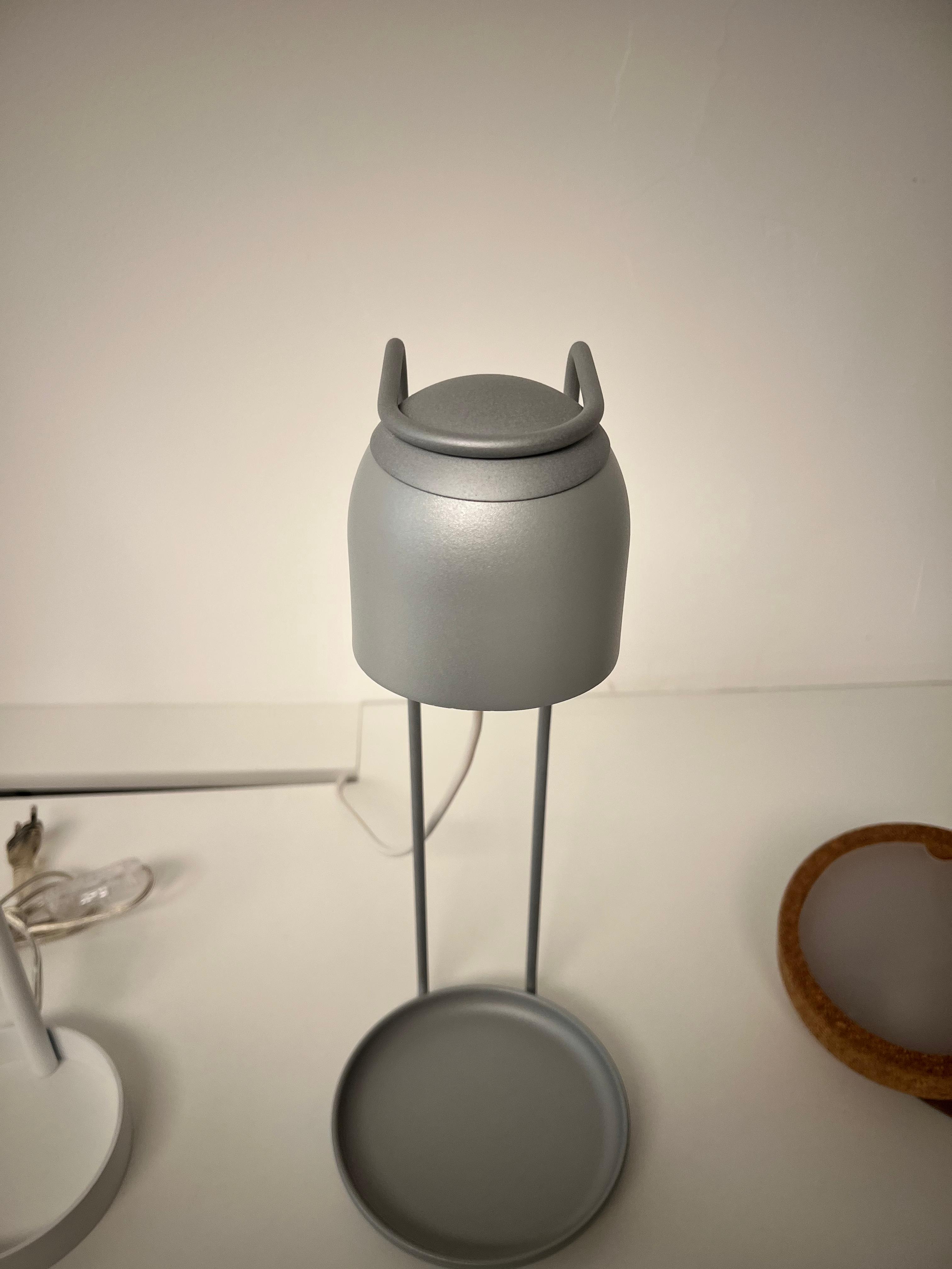 Luminária Nido de Mesa LUXION em aço 