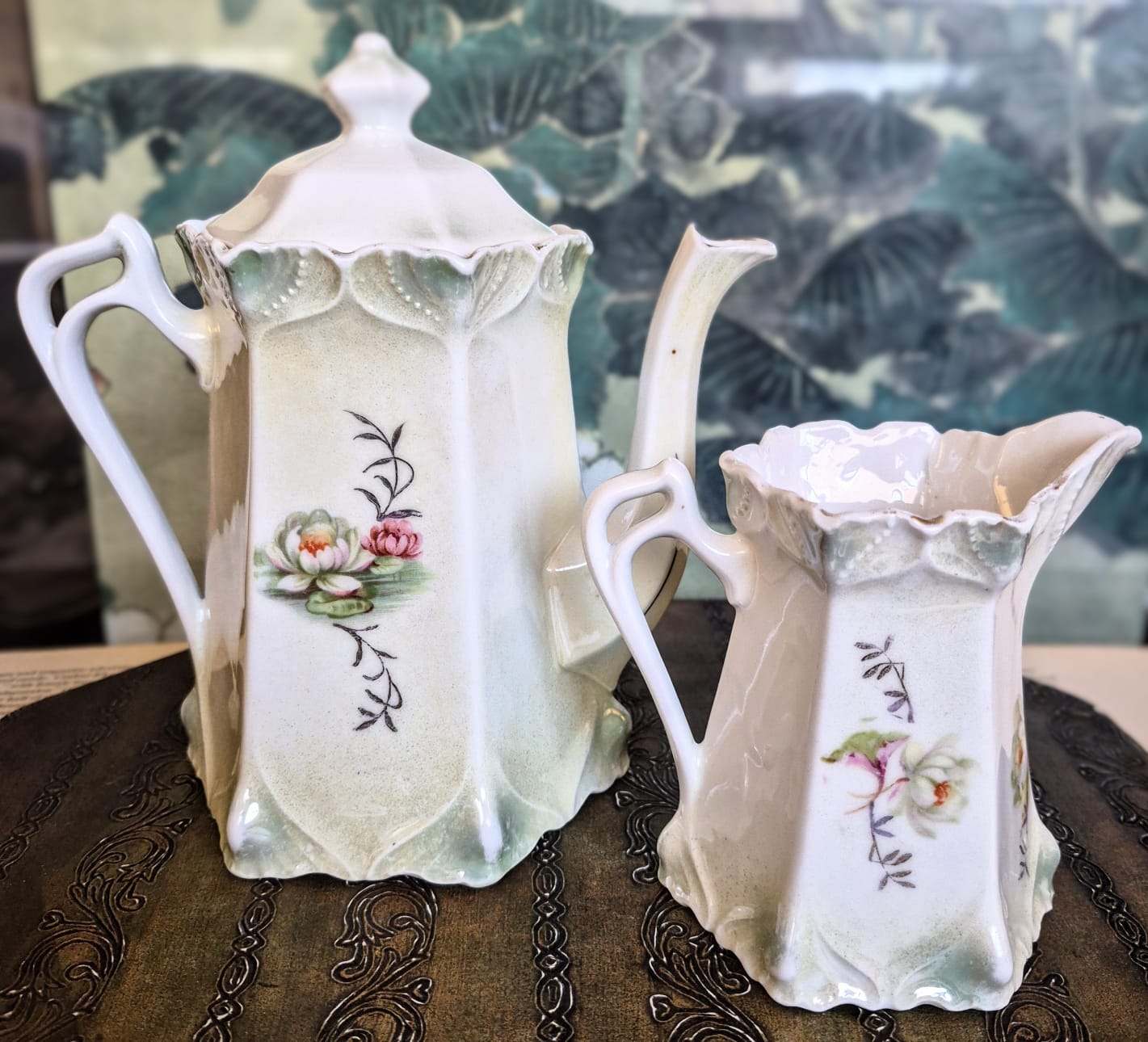 Conjunto de bule e leiteira antigos (1890) em porcelana alemã da Silésia,  lindamente decorados à mão.