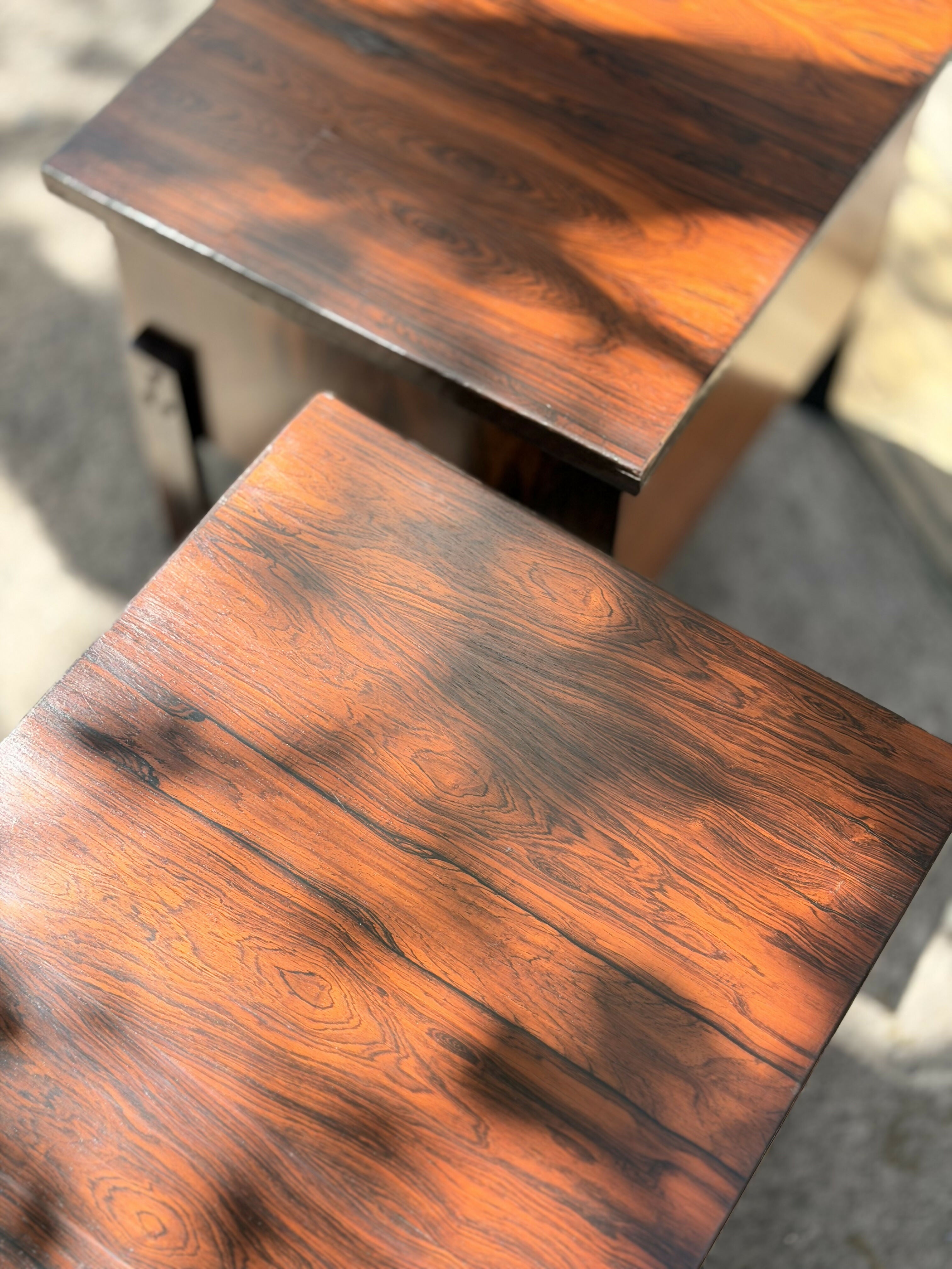 Par de mesas laterais em Jacarandá