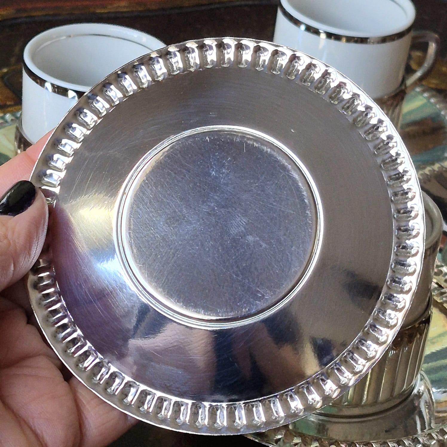 Conjunto de xícaras para café,  vintage, em porcelana branca com friso prateado, suporte e pires plissados em metal espessurado à prata 90. Em perfeito estado!