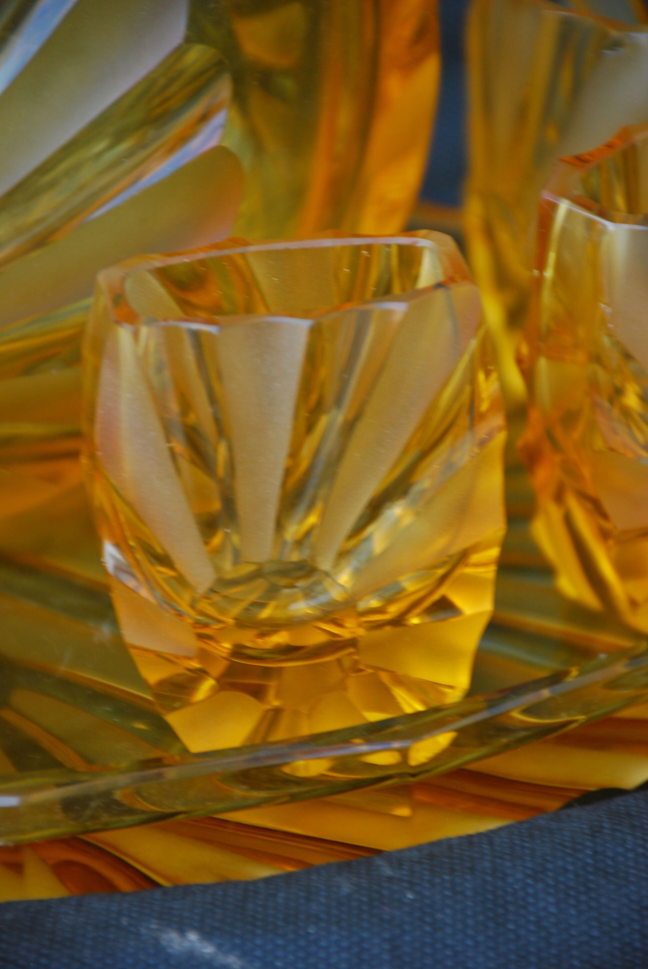 Conjunto de licor de vidro âmbar Decanter Pena de pavão 1935 Arte Boêmia