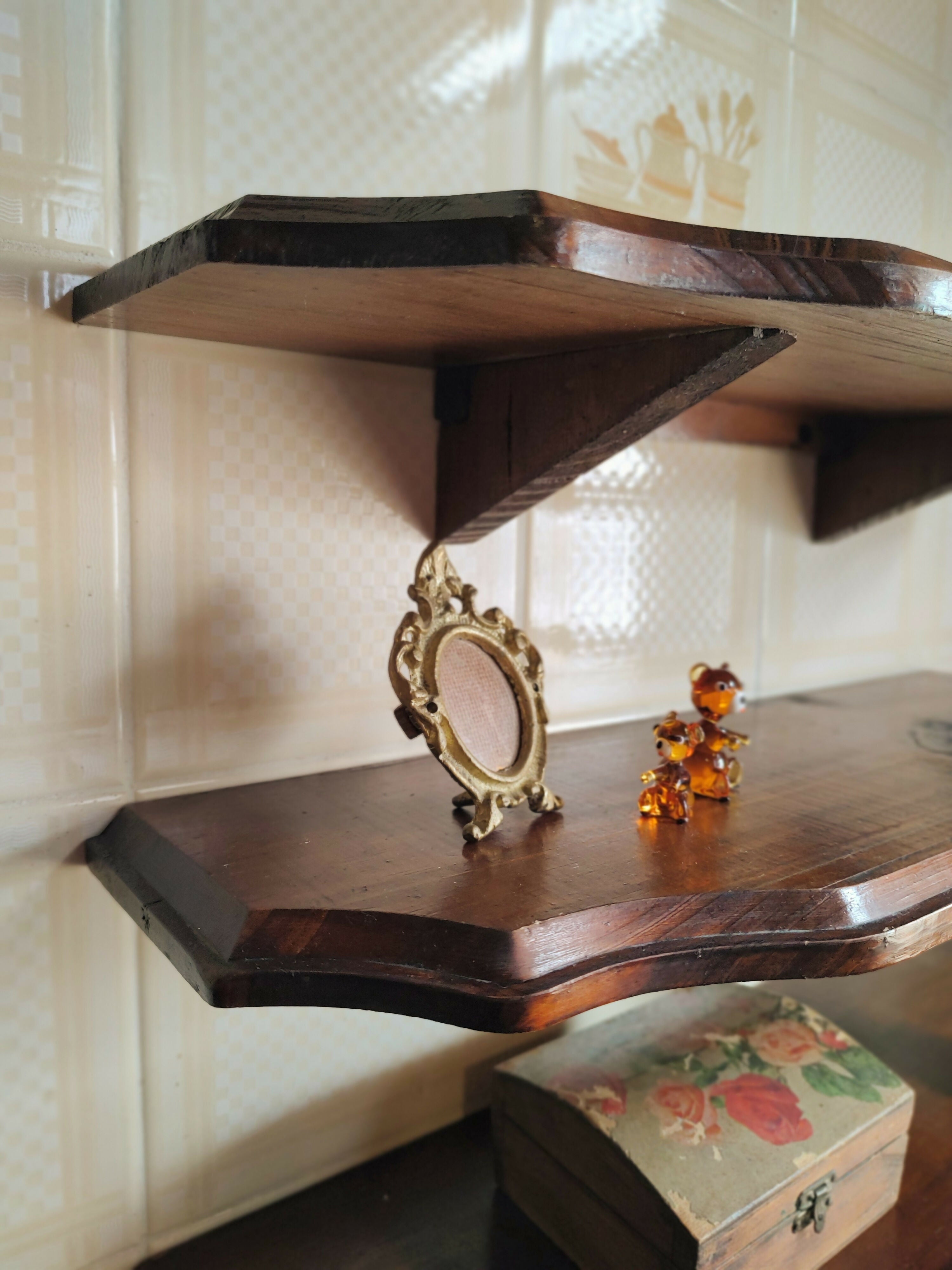 Antigo Trio de Pequenas Prateleiras em madeira maciça