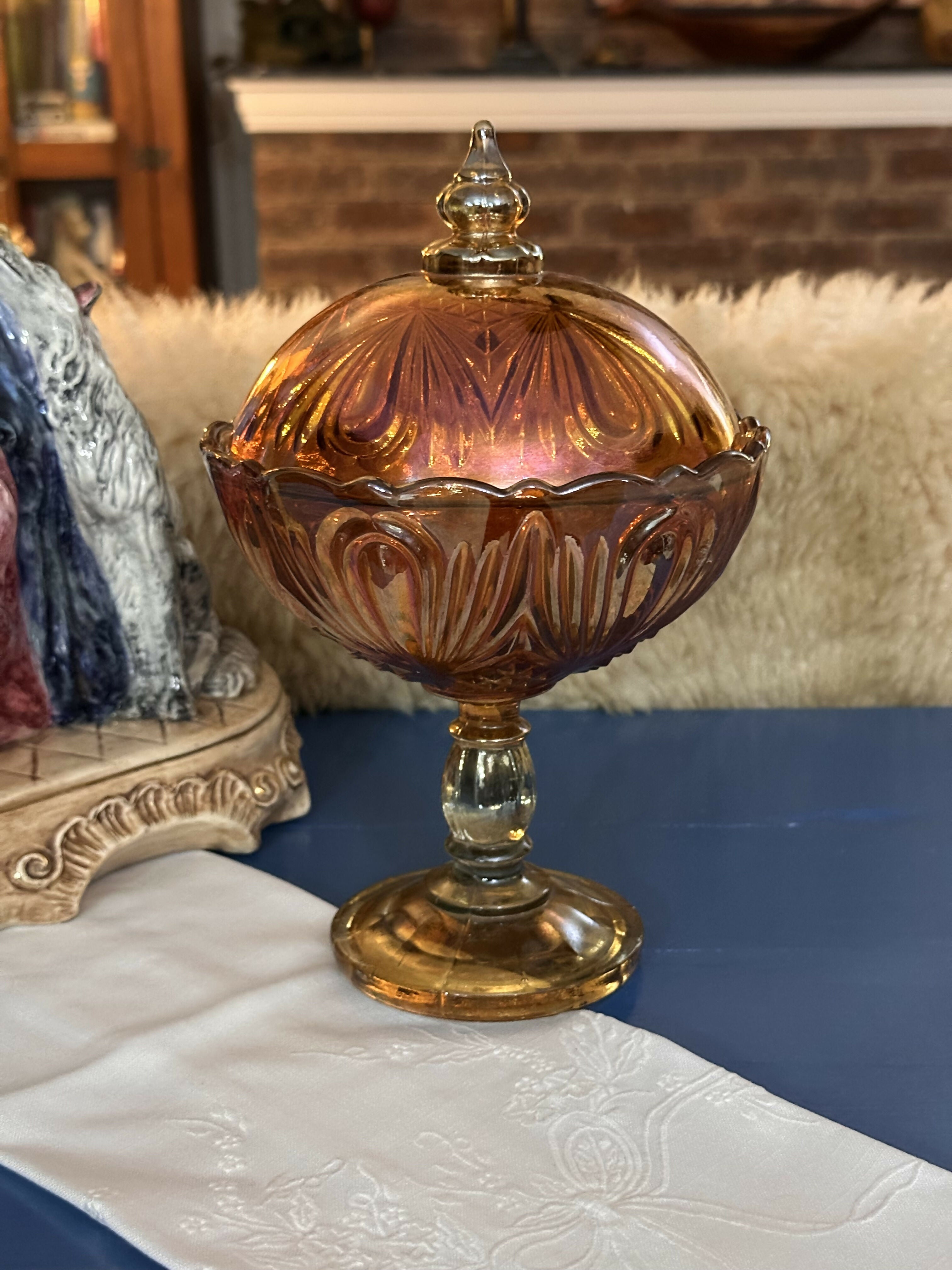 Maravilhosa compoteira antiga de Carnival Glass na cor “fogo” / “marigold” modelo “Lágrima” ou “Gota” em perfeito estado