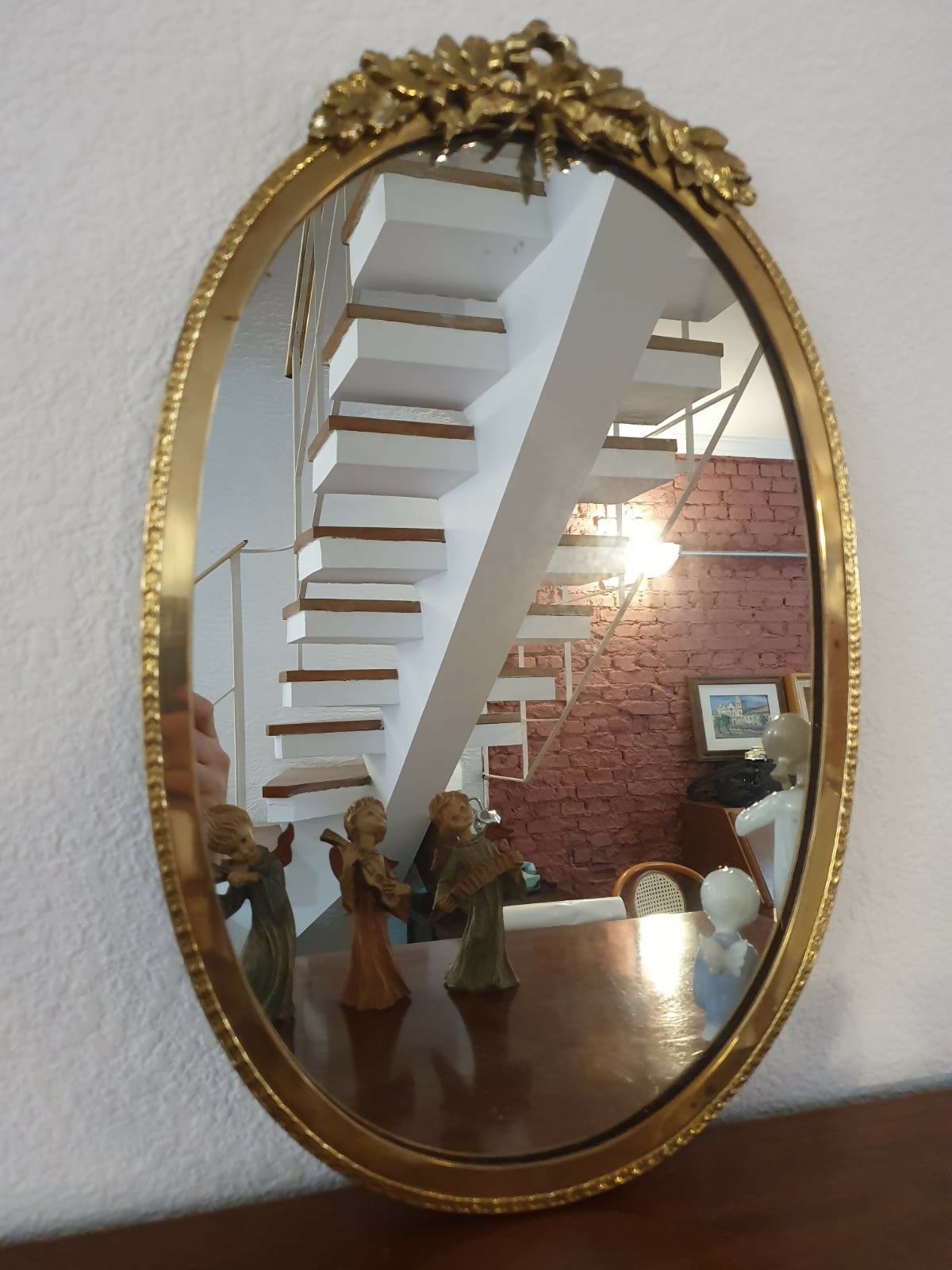 Espelho antigo com moldura em metal dourado cinzelado e ornamentado. Perfeito estado!