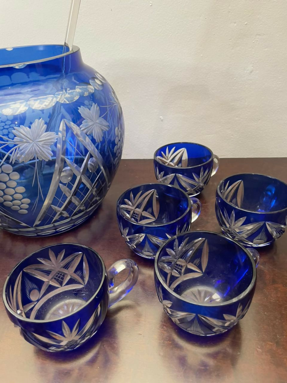 Grandiosa Poncheira Azul com 10 canecas com concha em cristal lapidado azul cobalto da Bohemia