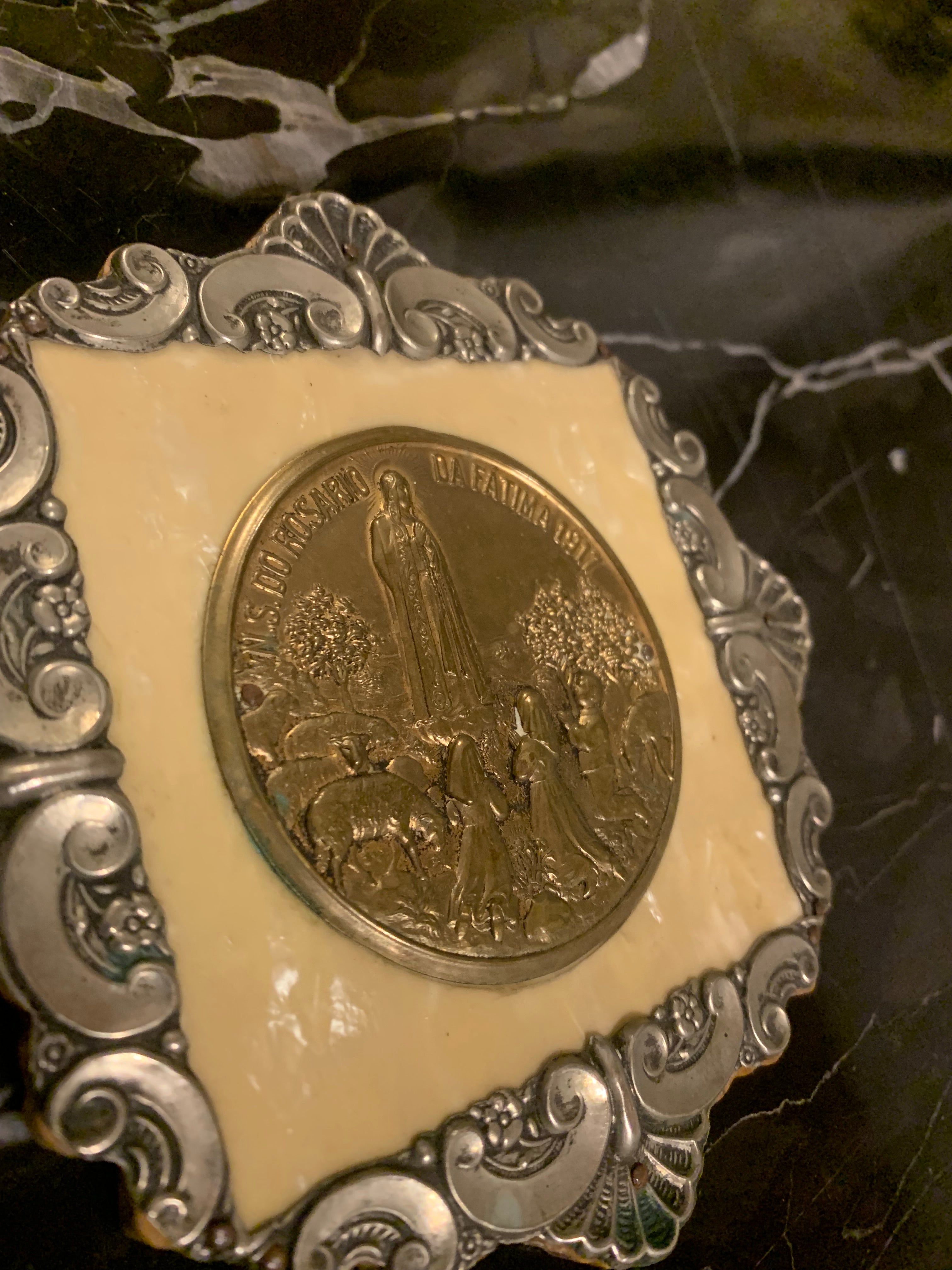 Antiga e maravilhosa peça sacra para parede -  Nossa Senhora do Rosário da Fátima 