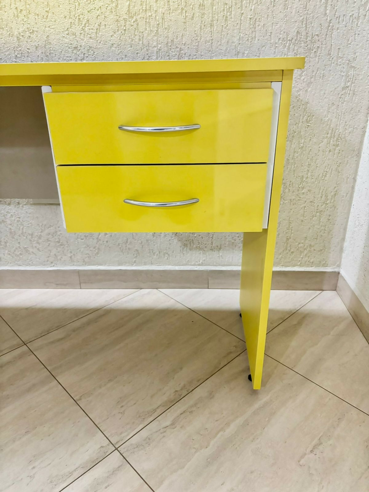 Mesa de escritório / Escrivaninha amarela