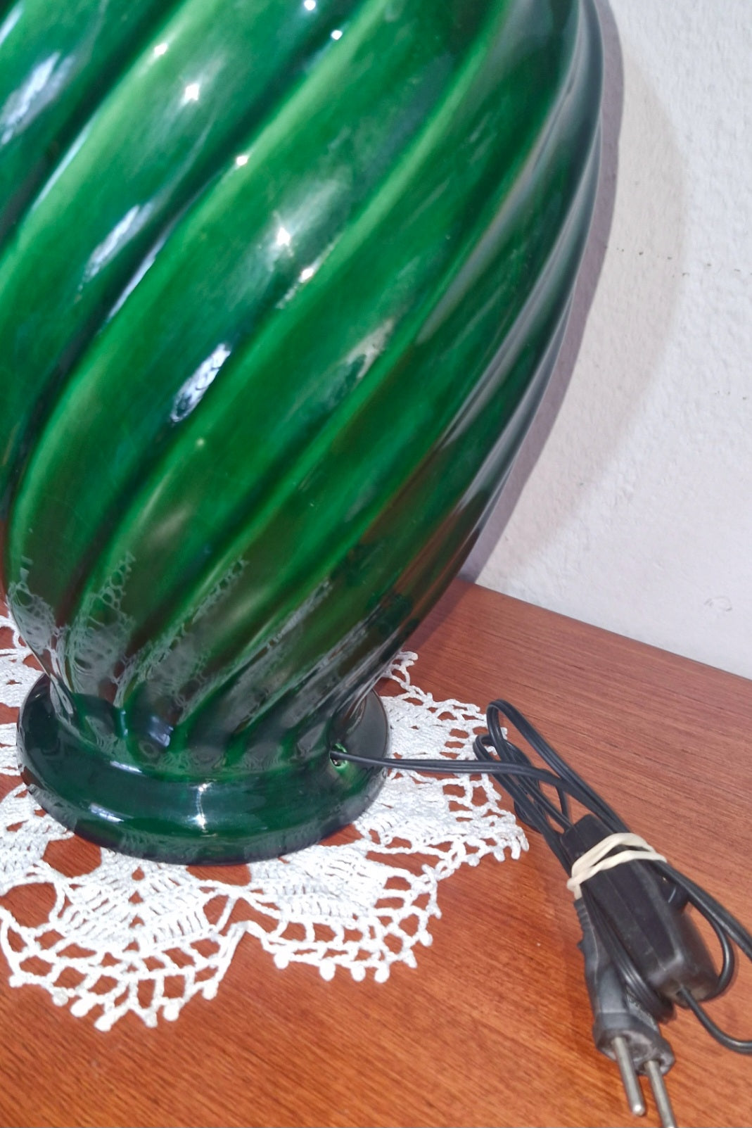 Abajur de porcelana verde com cúpula branca 