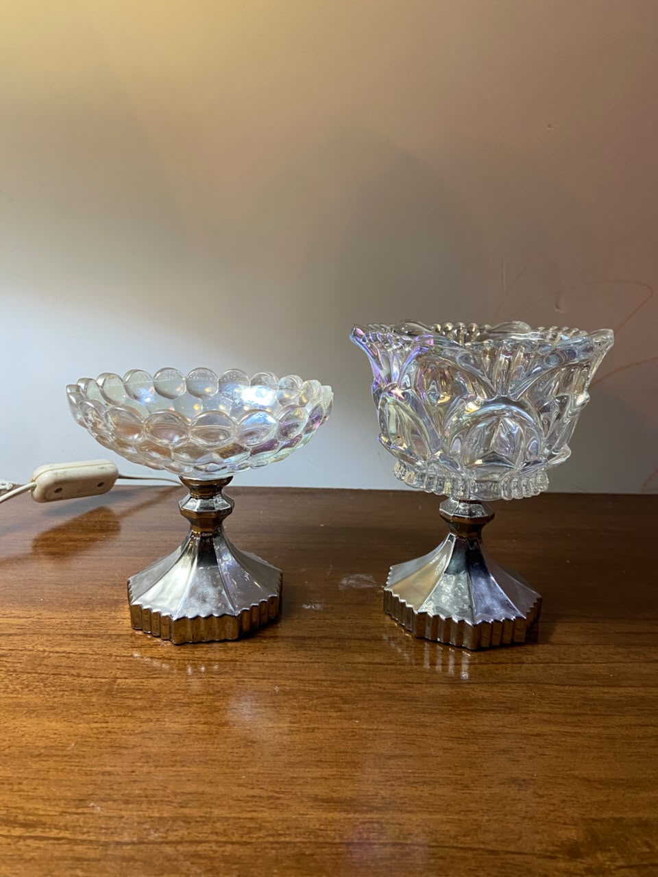 Par de Taças Decorativas em vidro estilo Carnival Glass com Pé de Metal