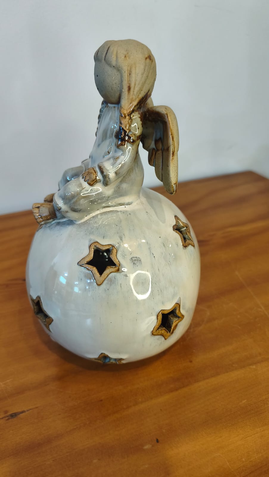 Anjo decorativo em cerâmica esmaltada sobre esfera estrelada | 24 cm
