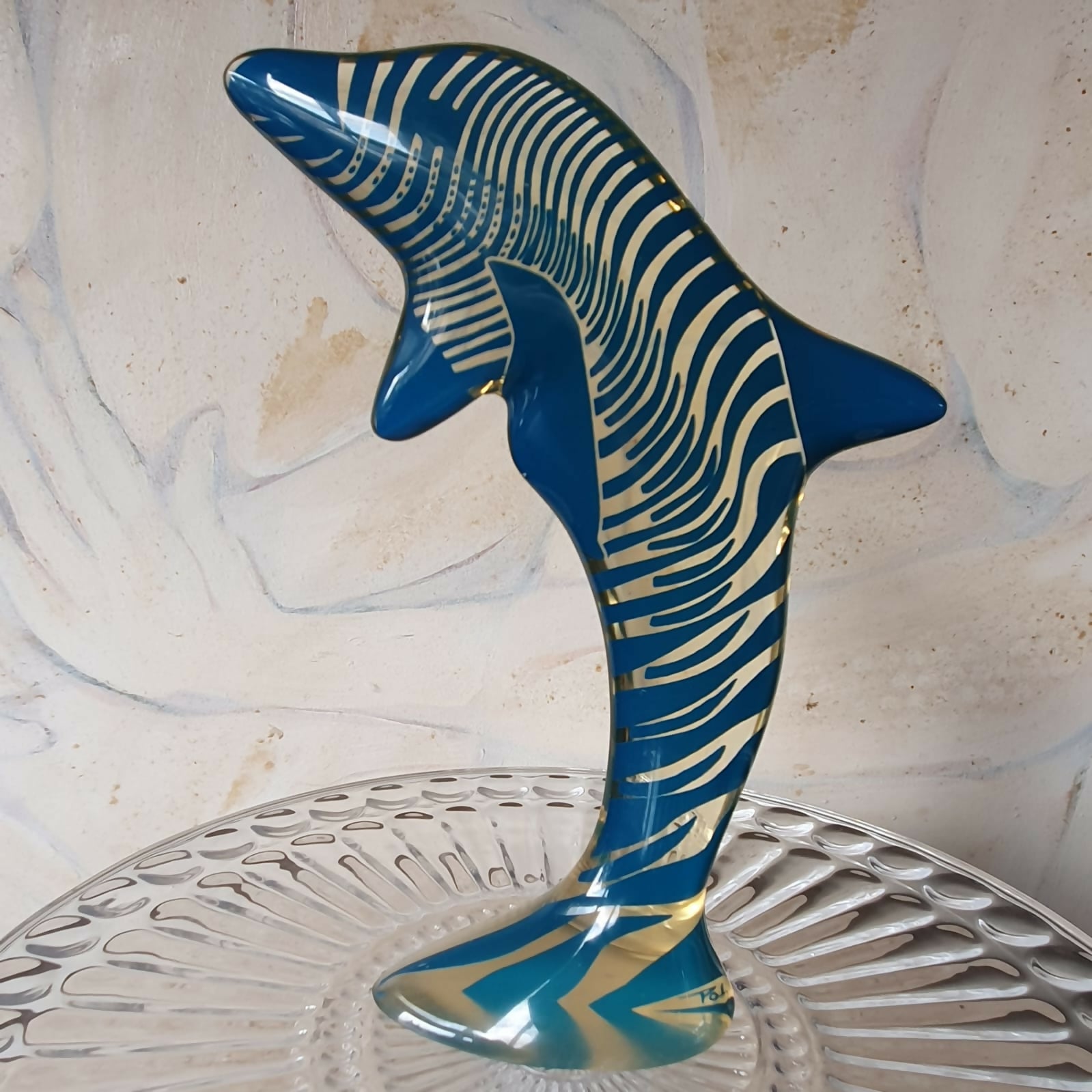 Escultura cinética representando golfinho em resina de poliéster Abraham Palatnik. Assinada.