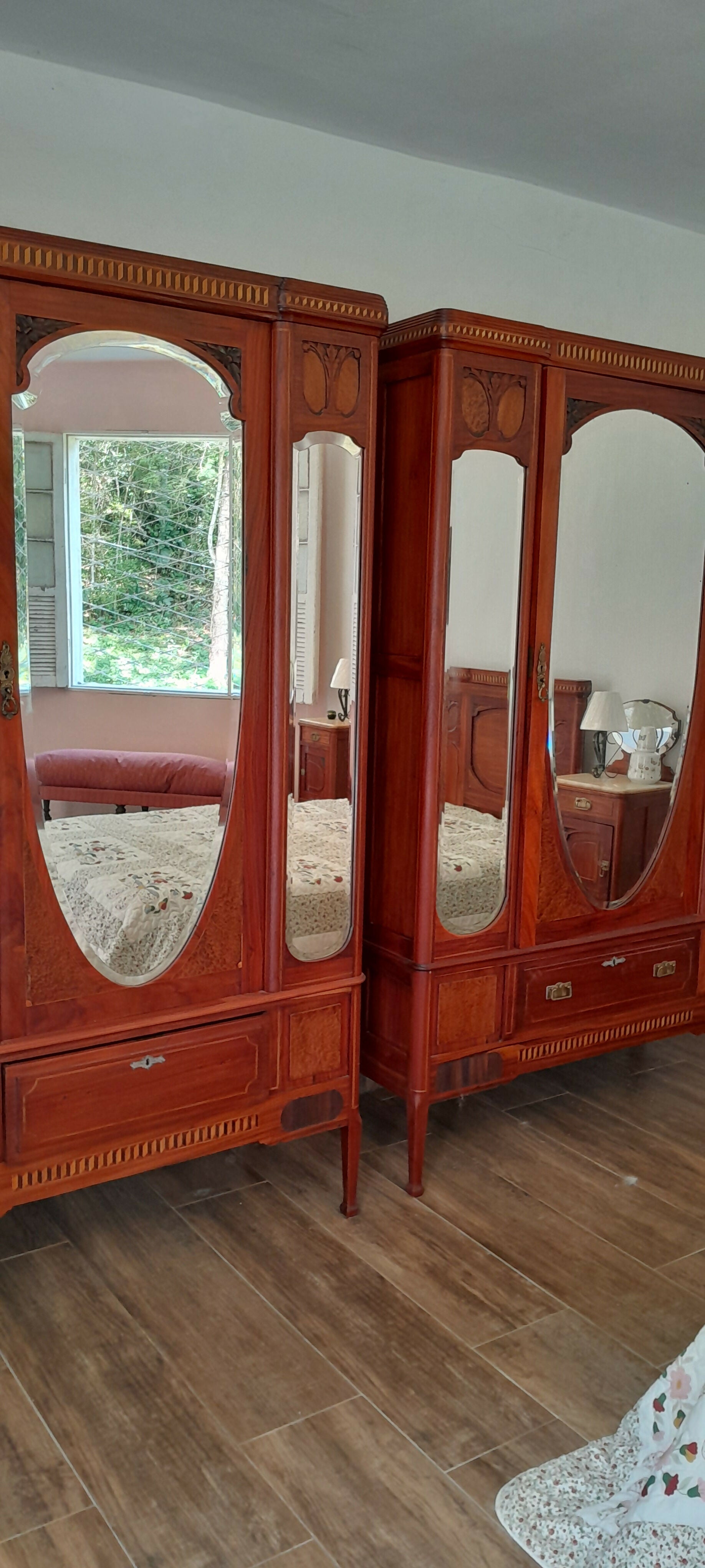 Guarda-roupa centenário em marchetaria (menor)