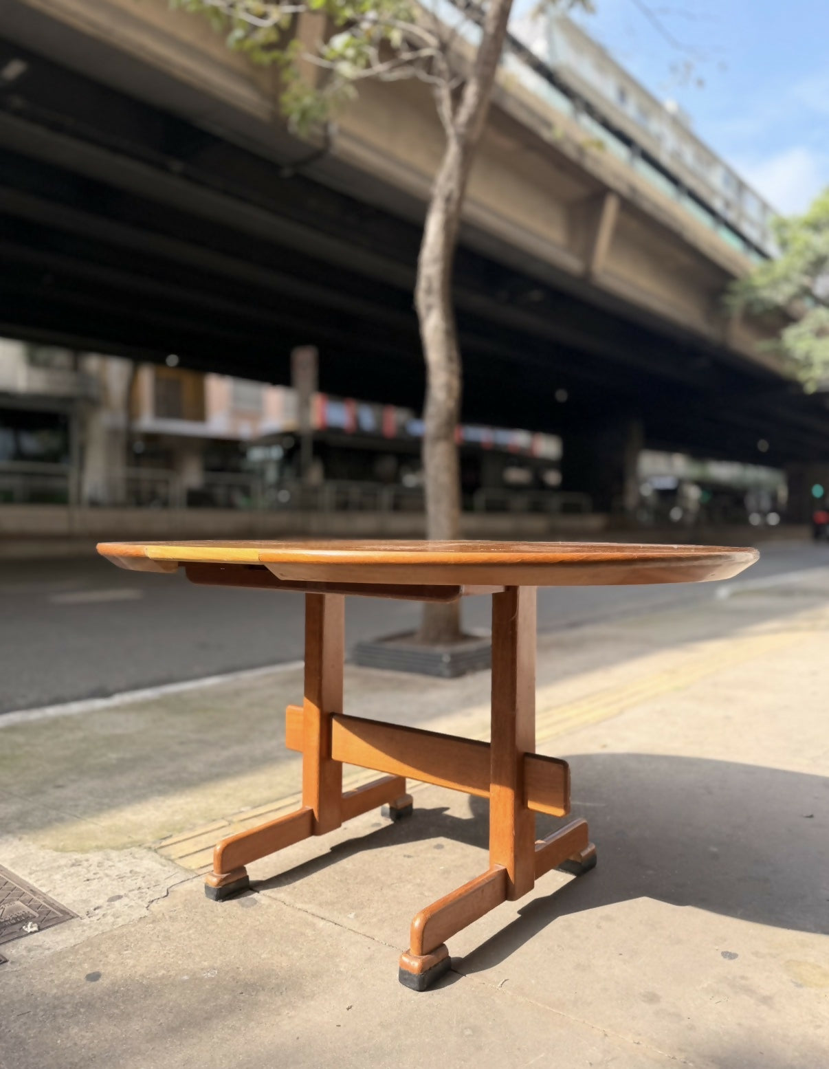 Mesa de jantar redonda extensível em madeira clara