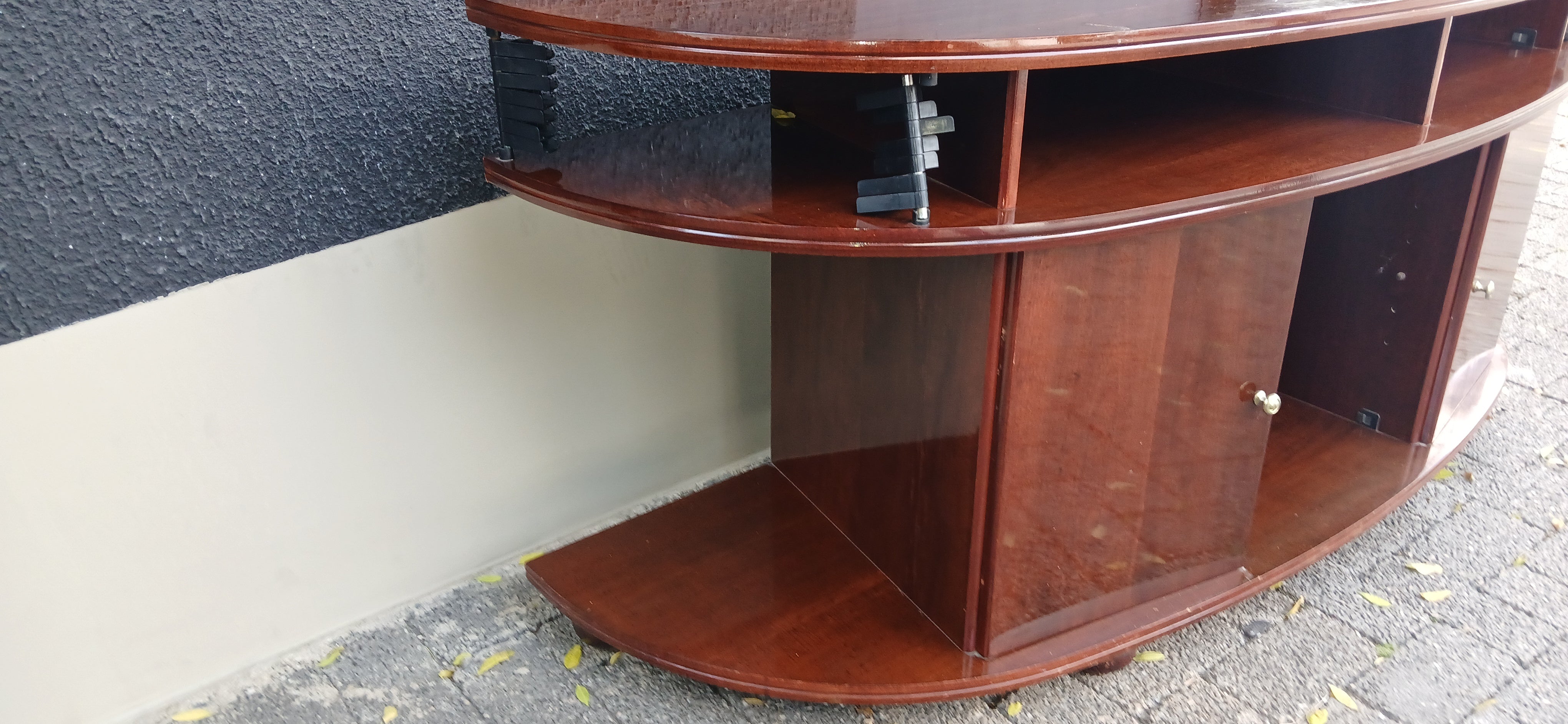 Rack Buffet arredondado em madeira escura com portas 