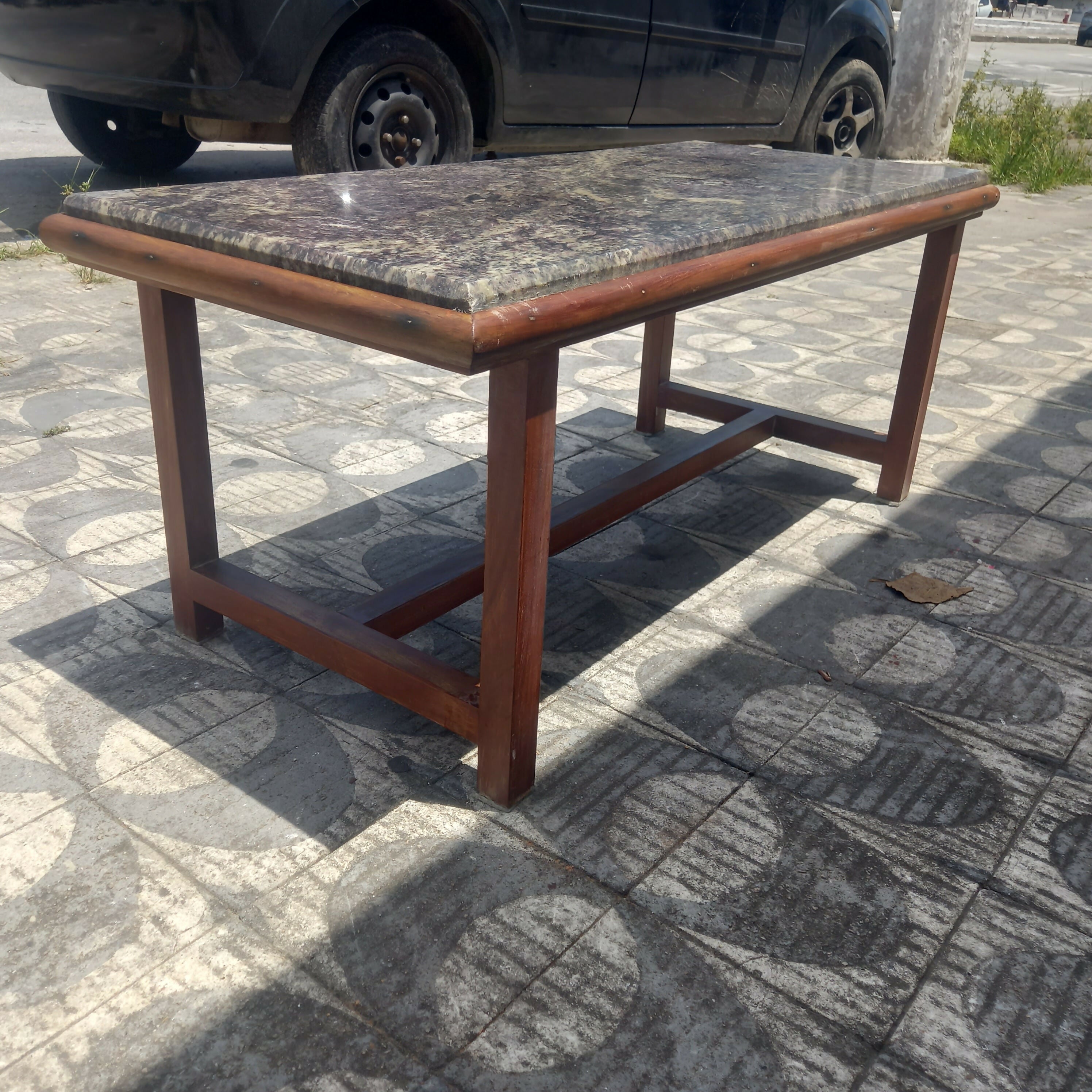 Mesa de centro em madeira com tampo de mármore