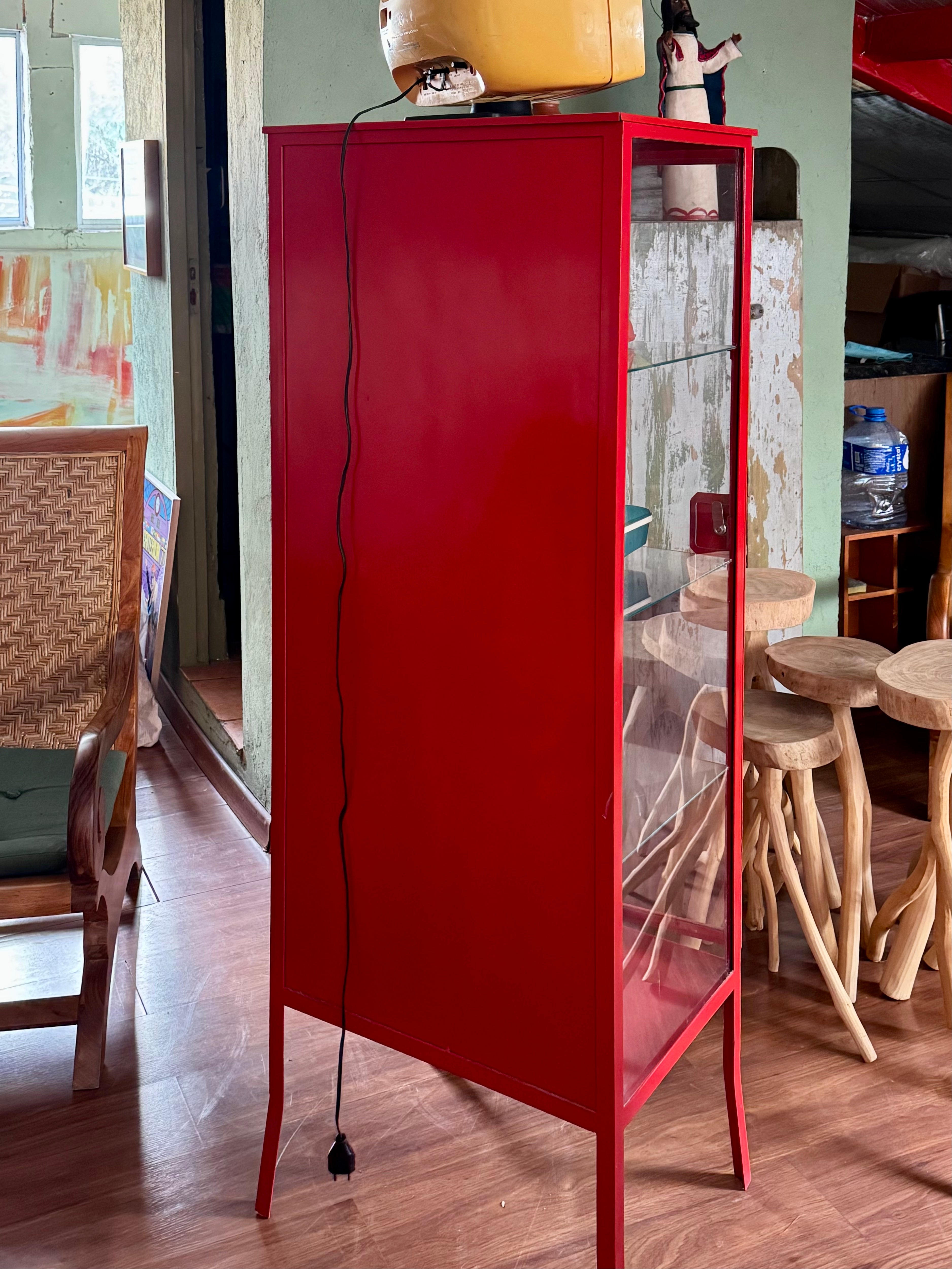 Armário-vitrine antigo vermelho estilo farmacinha