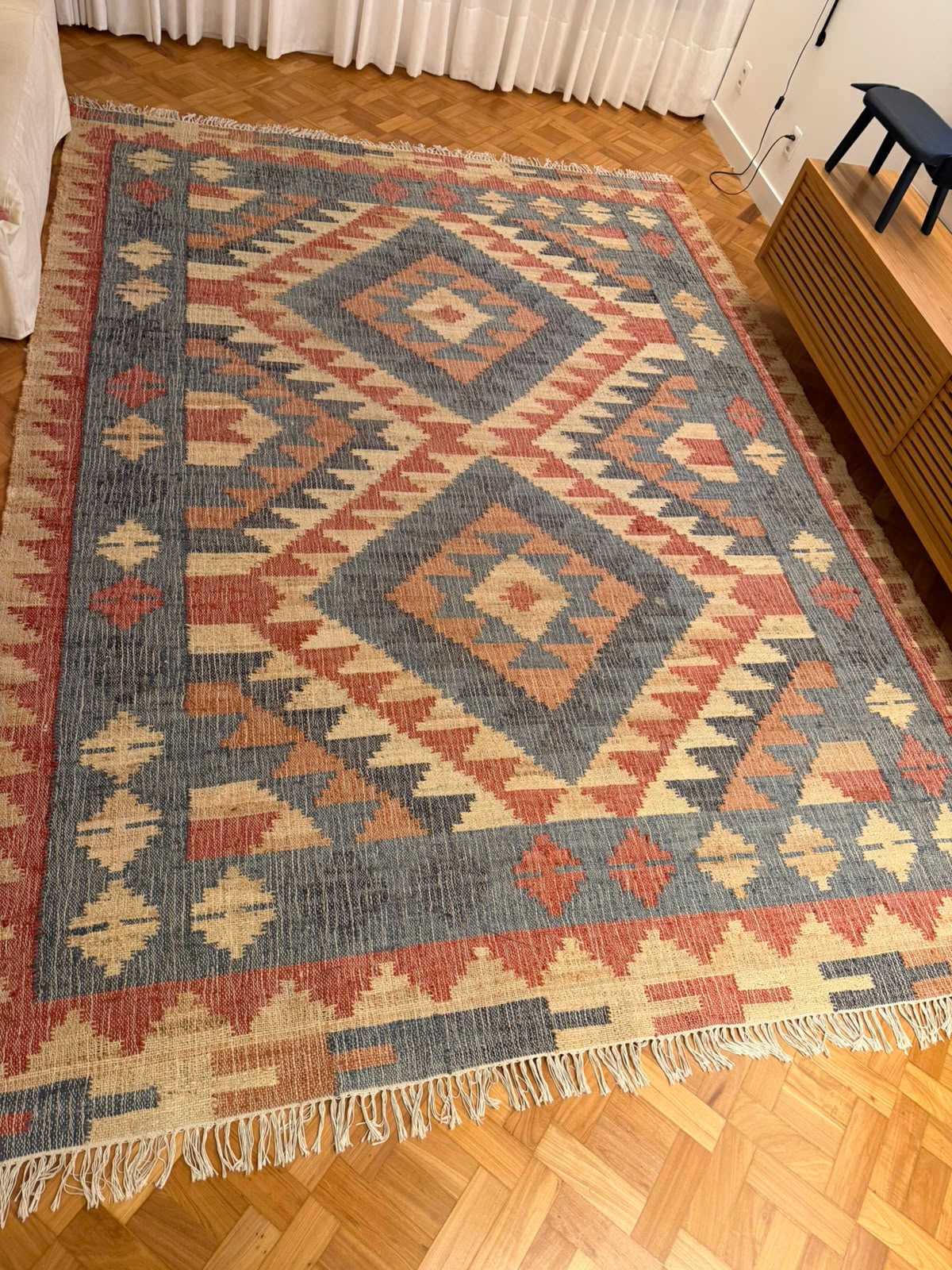 Tapete Kilim com estampa geométrica de tons de azul, rosado, bege e creme