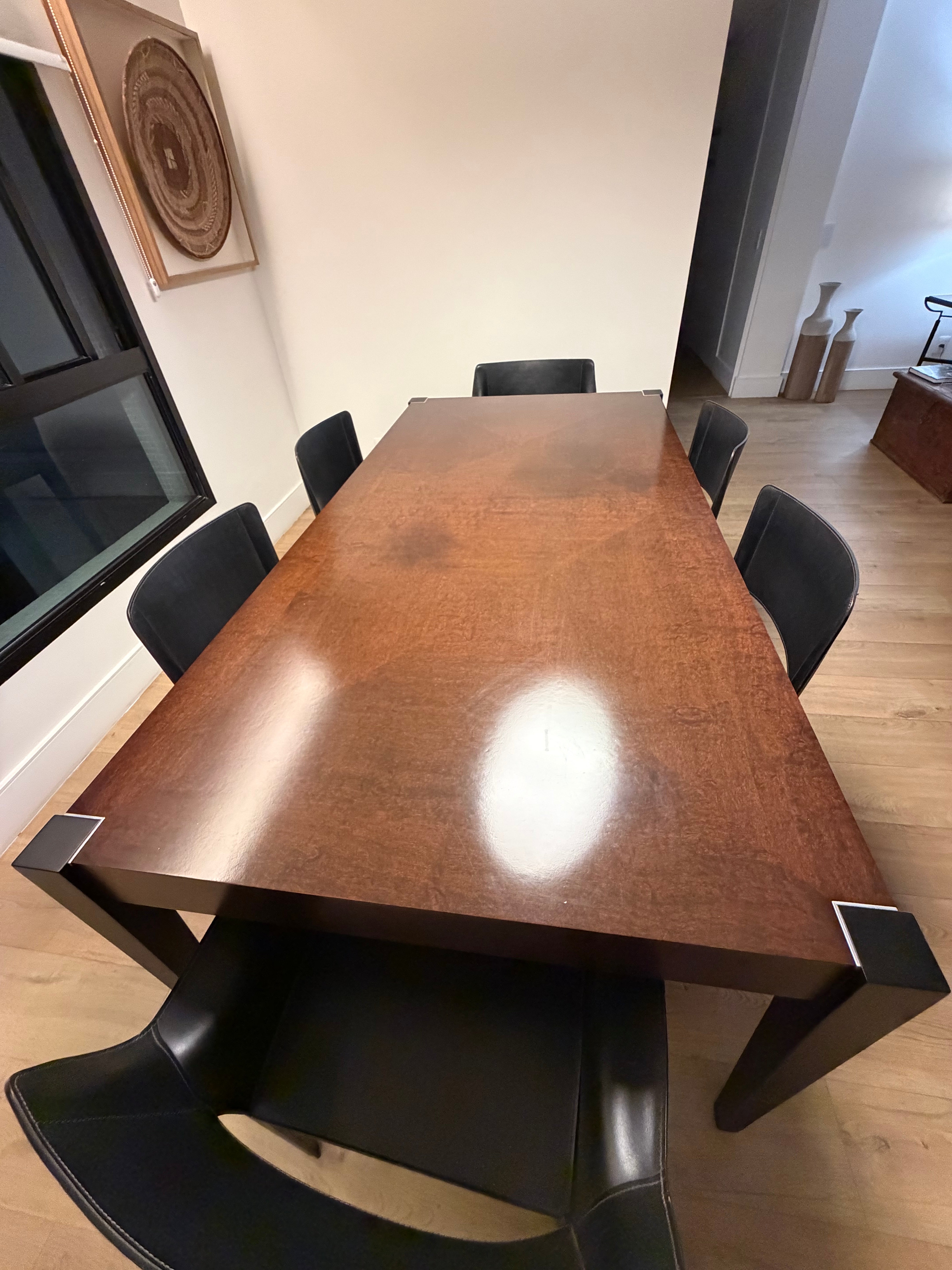 Conjunto Mesa de Jantar Artefacto retangular em Imbuia com 6 cadeiras em couro preto da Club