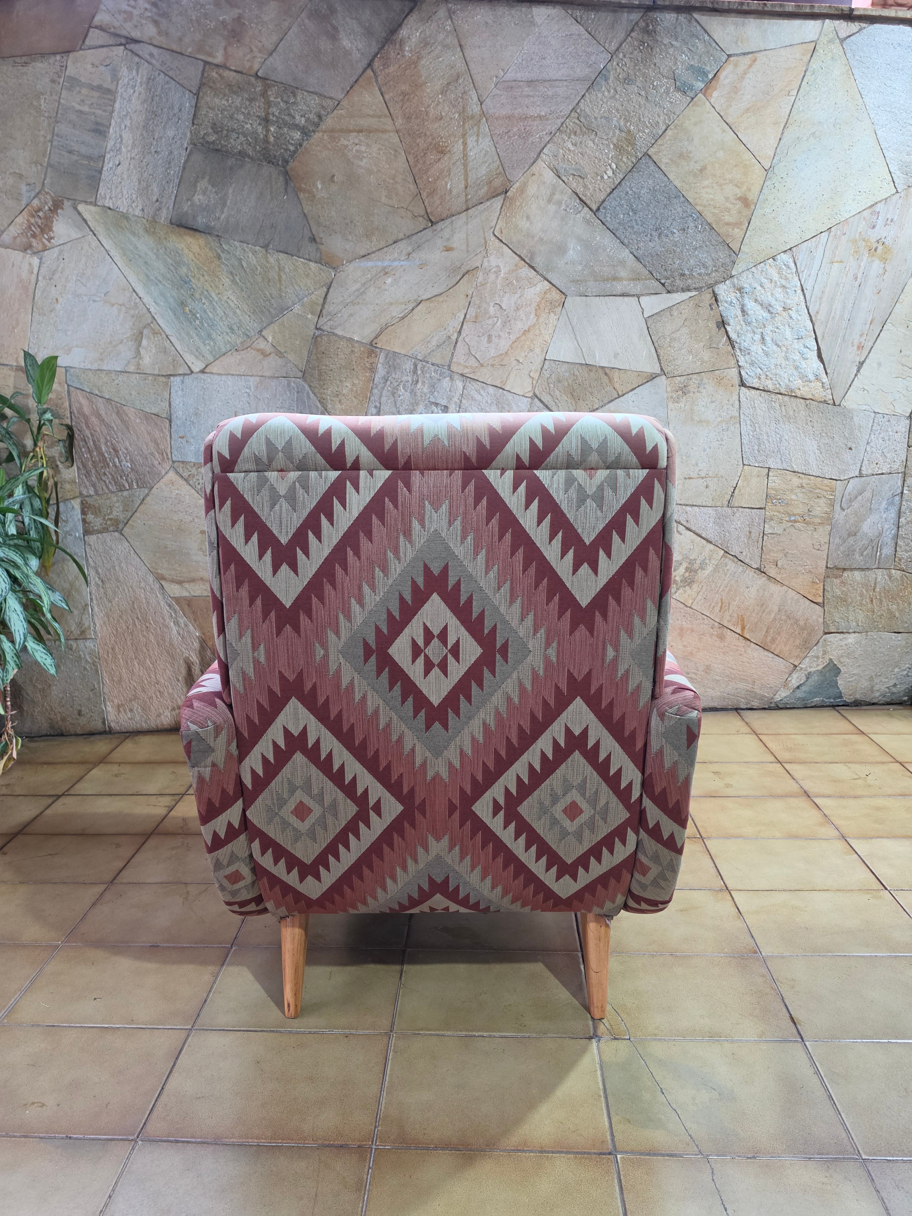 Autêntica poltrona Bouclé da década de 1960, mantendo seu tecido original com padrões geométricos