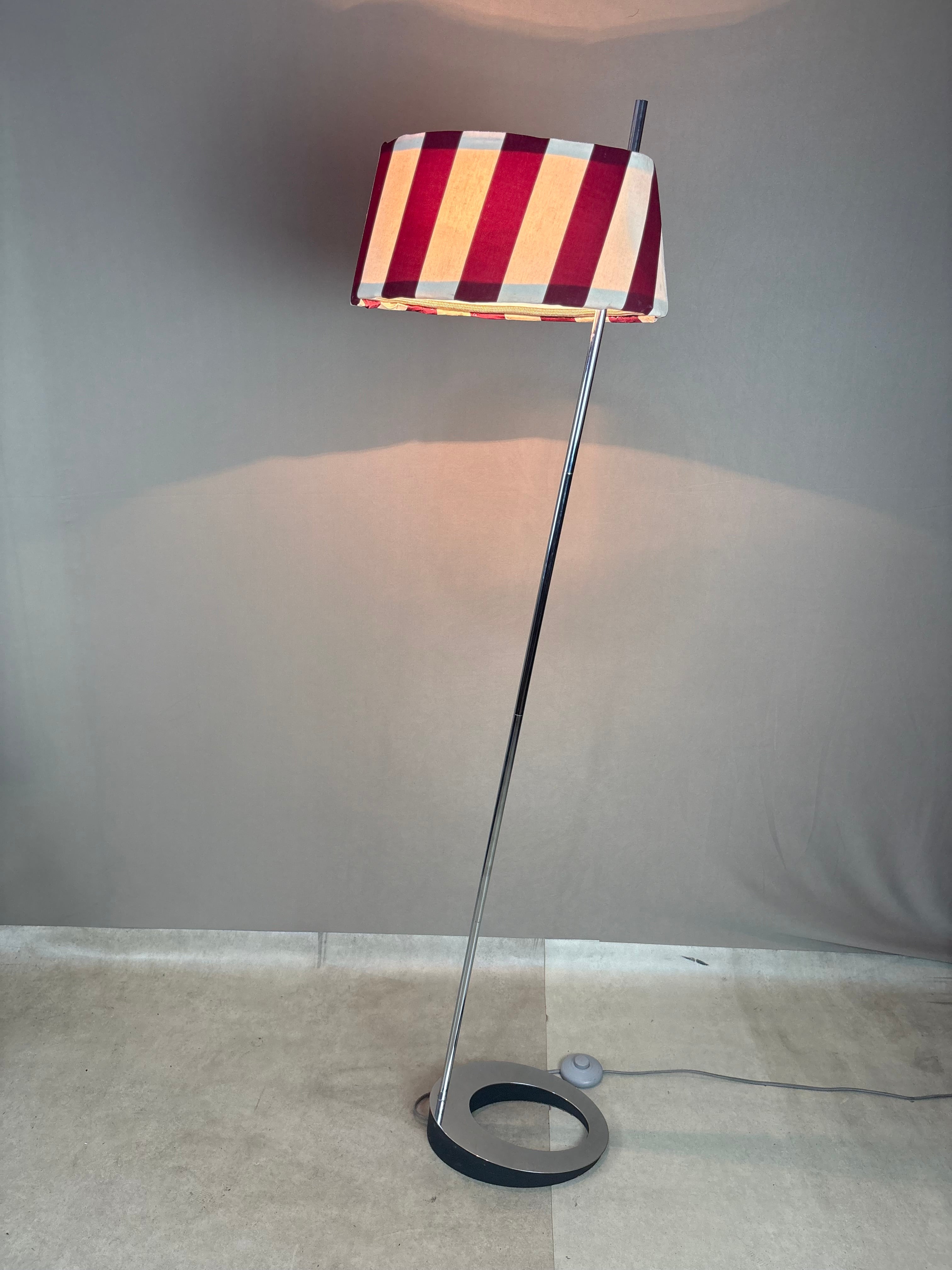 Luminária de piso cromada com cúpula listrada em vermelho e branco 