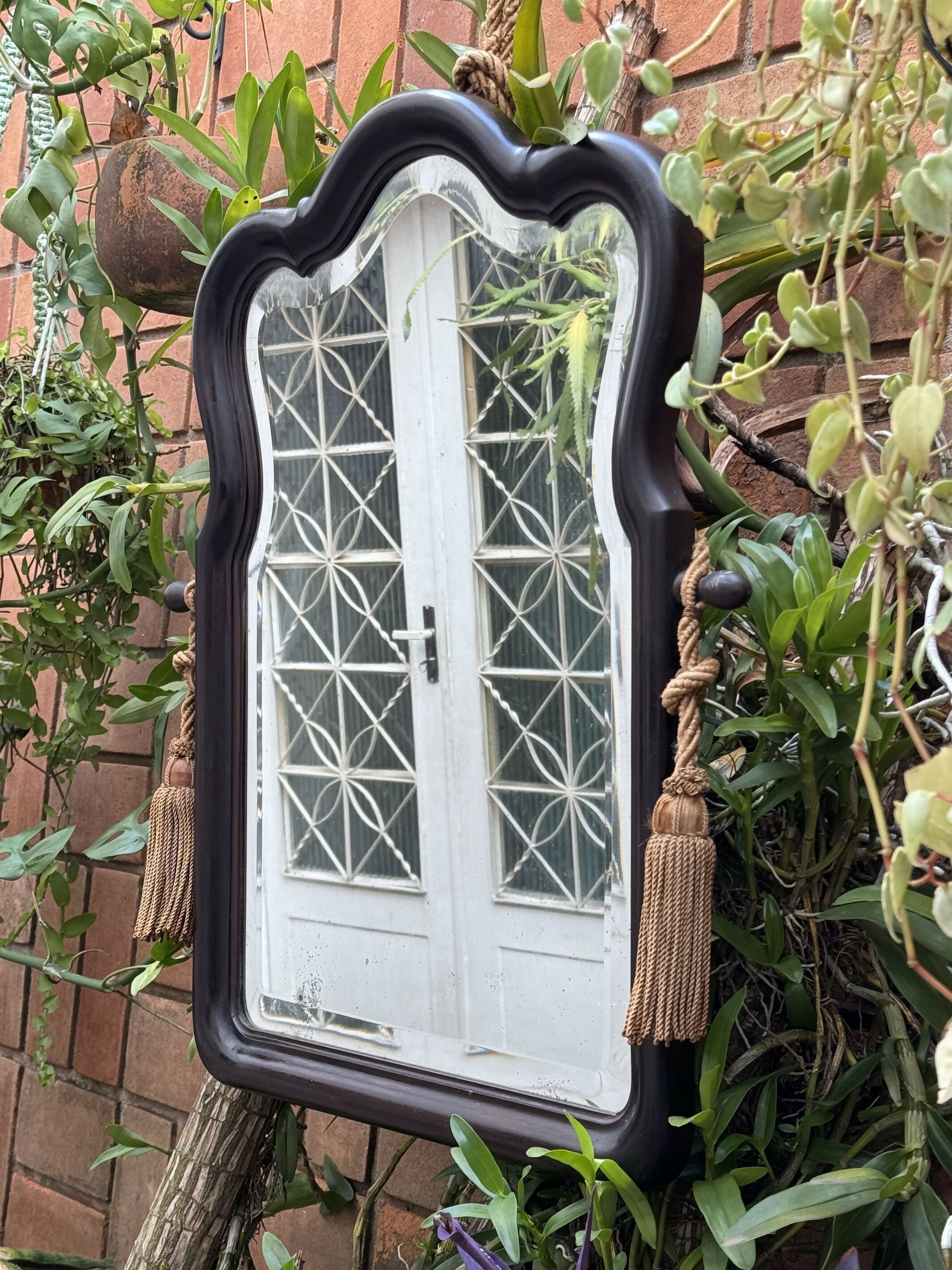 Lindo espelho bisotado muito antigo com adornos e madeira maciça