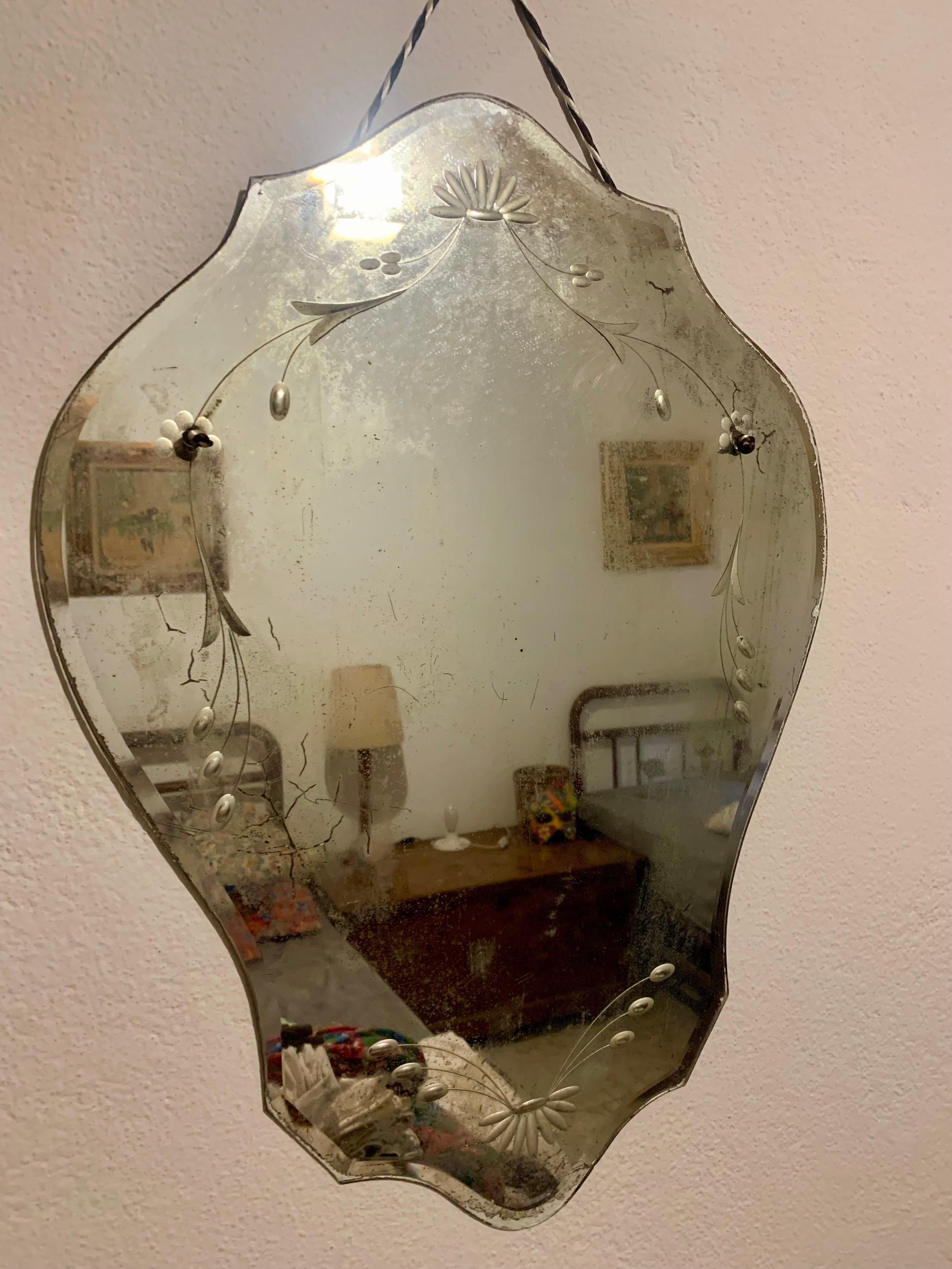 Antiquíssimo espelho estilo veneziano lapidado com decoração floral