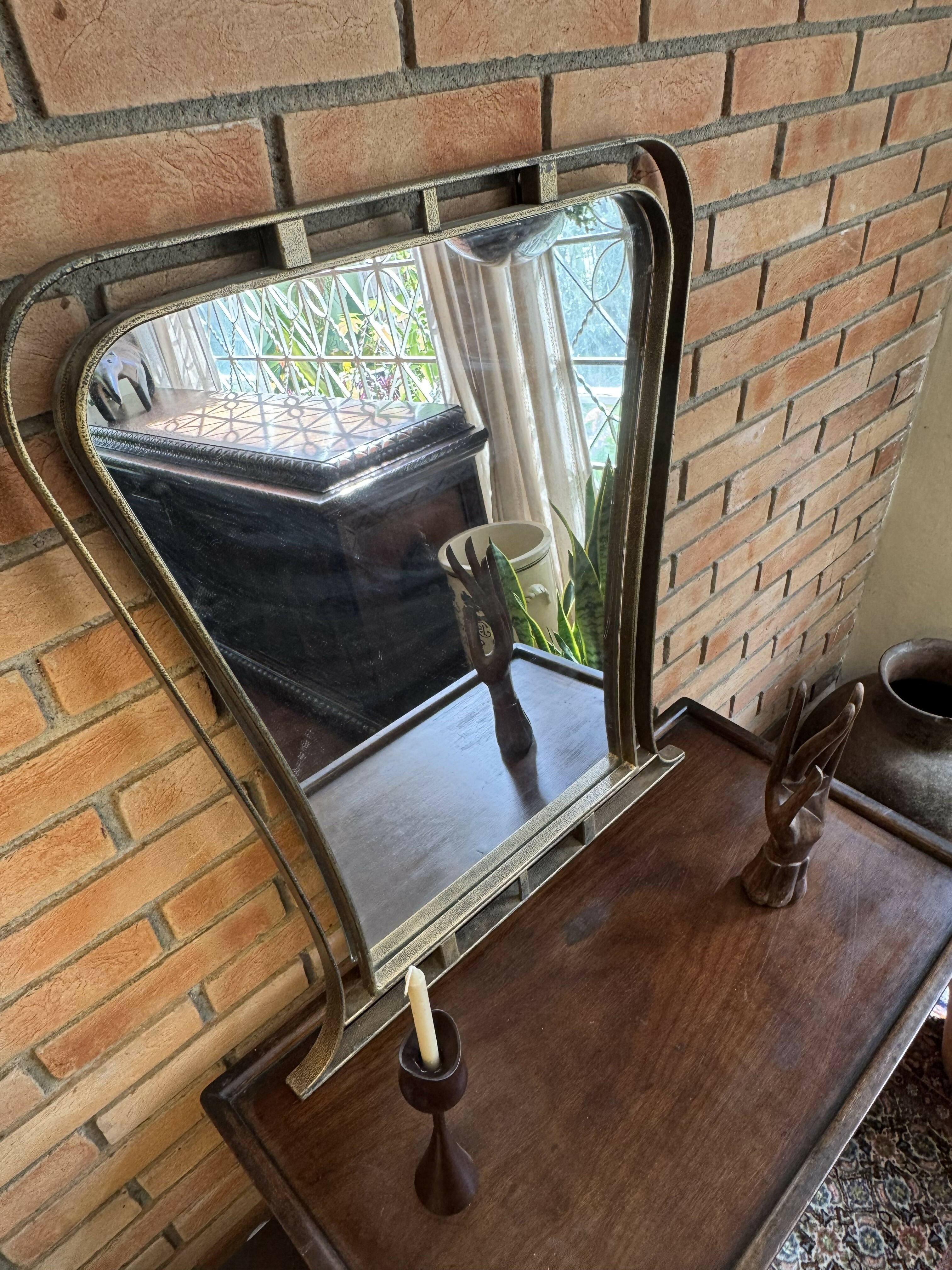 Espelho ArtDeco em metal com pátina dourada