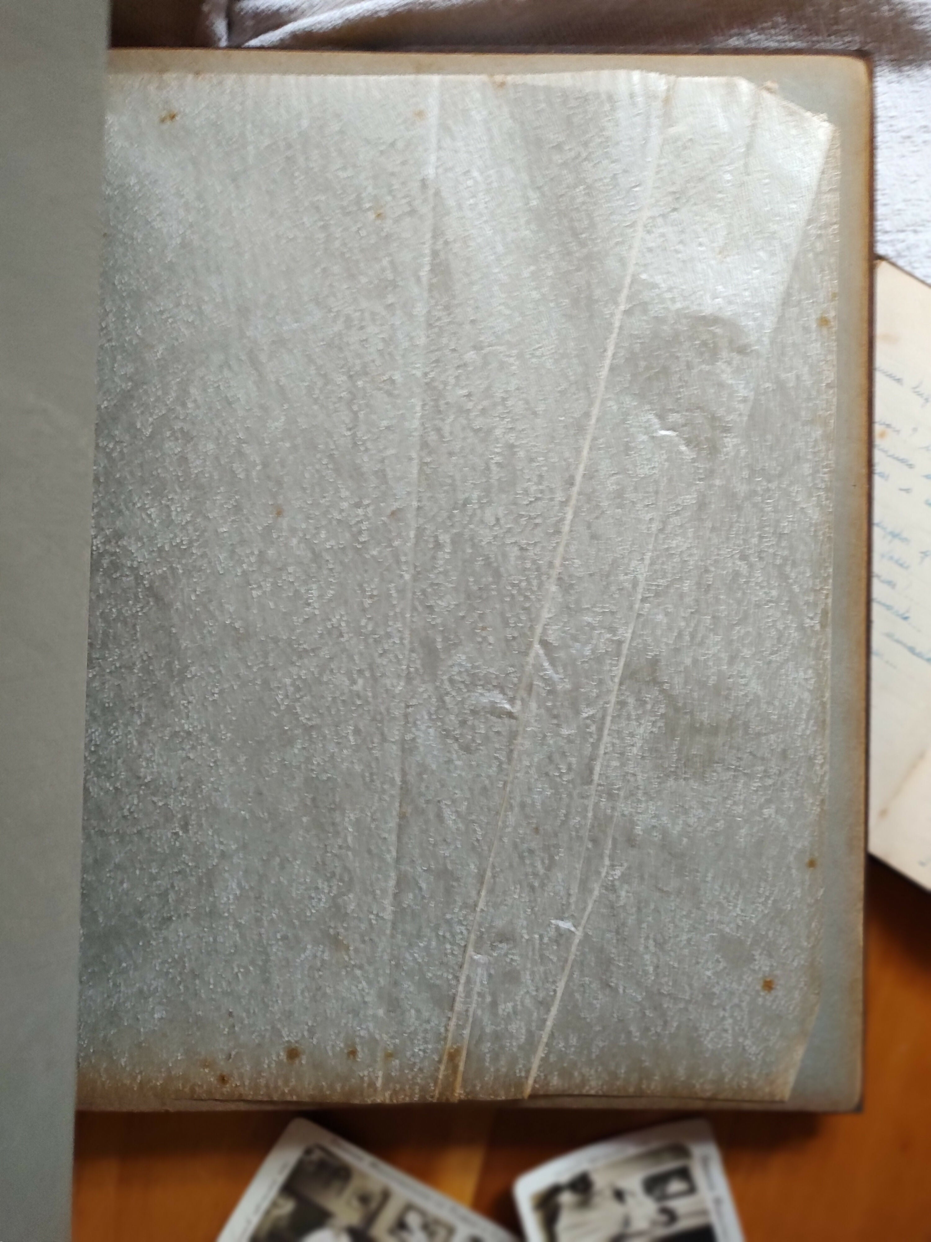 Antigo álbum de fotos "Nossas Núpcias" com capa em madeira (39cm x 33cm)