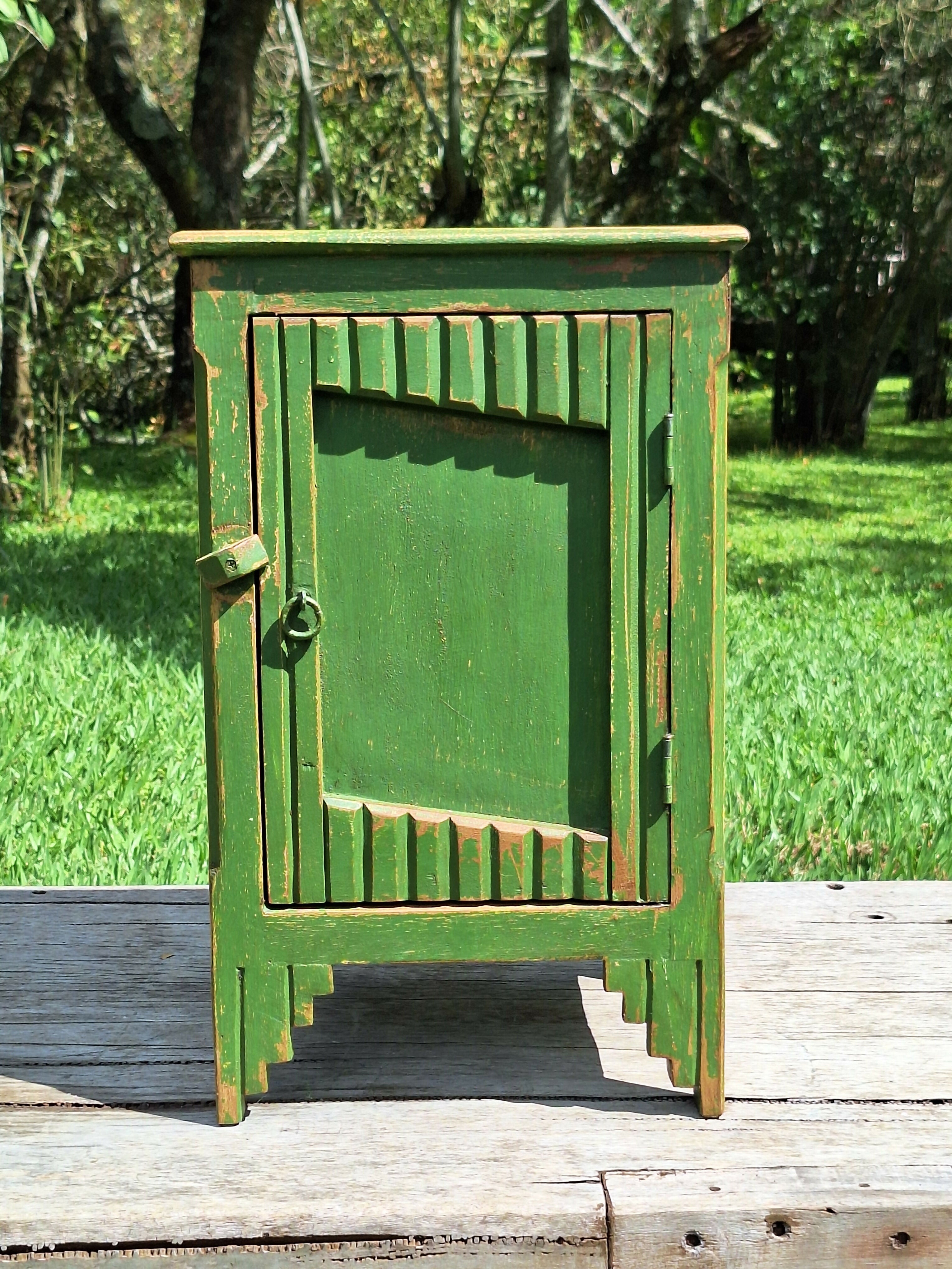 Mesinha de Cabeceira / Armarinho Tinta Gasta Verde Madeira Maciça Garimpo Mineiro