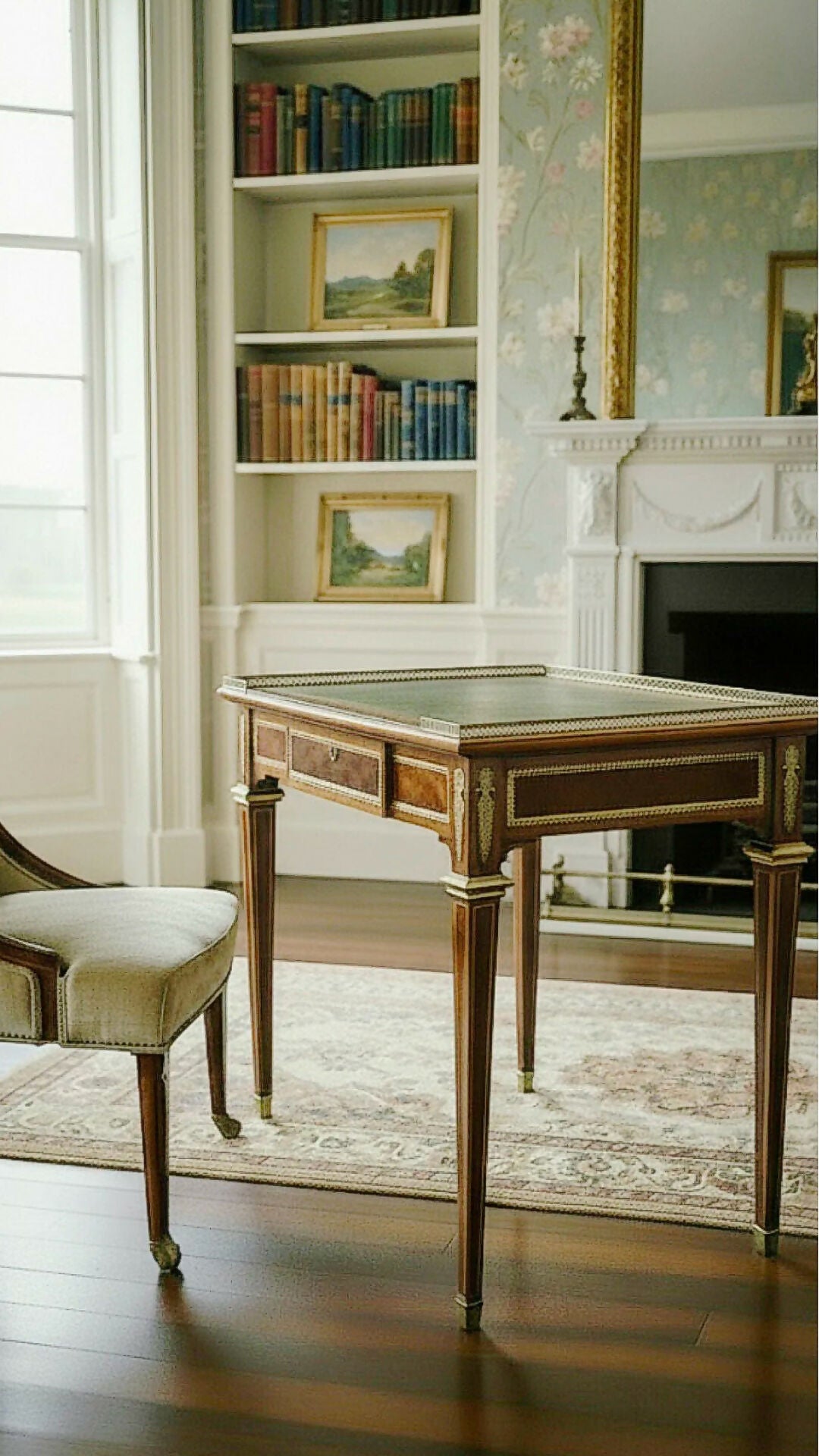 Escrivaninha estilo Louis XVI